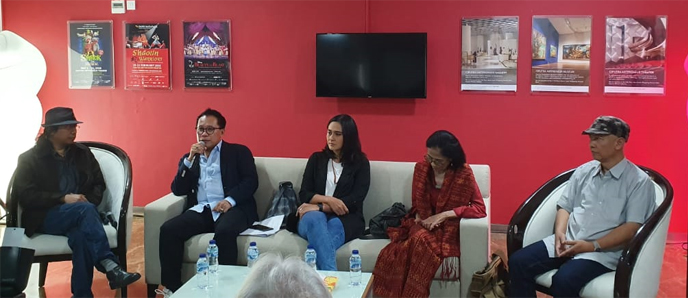 Tim pementasan Panembahan Reso,(Ka-ki) sutradara Hanindawan Sutikno, Ken Zuraida (istri WS Rendra), Ine Febrianti, Auri Jaya (Produser).