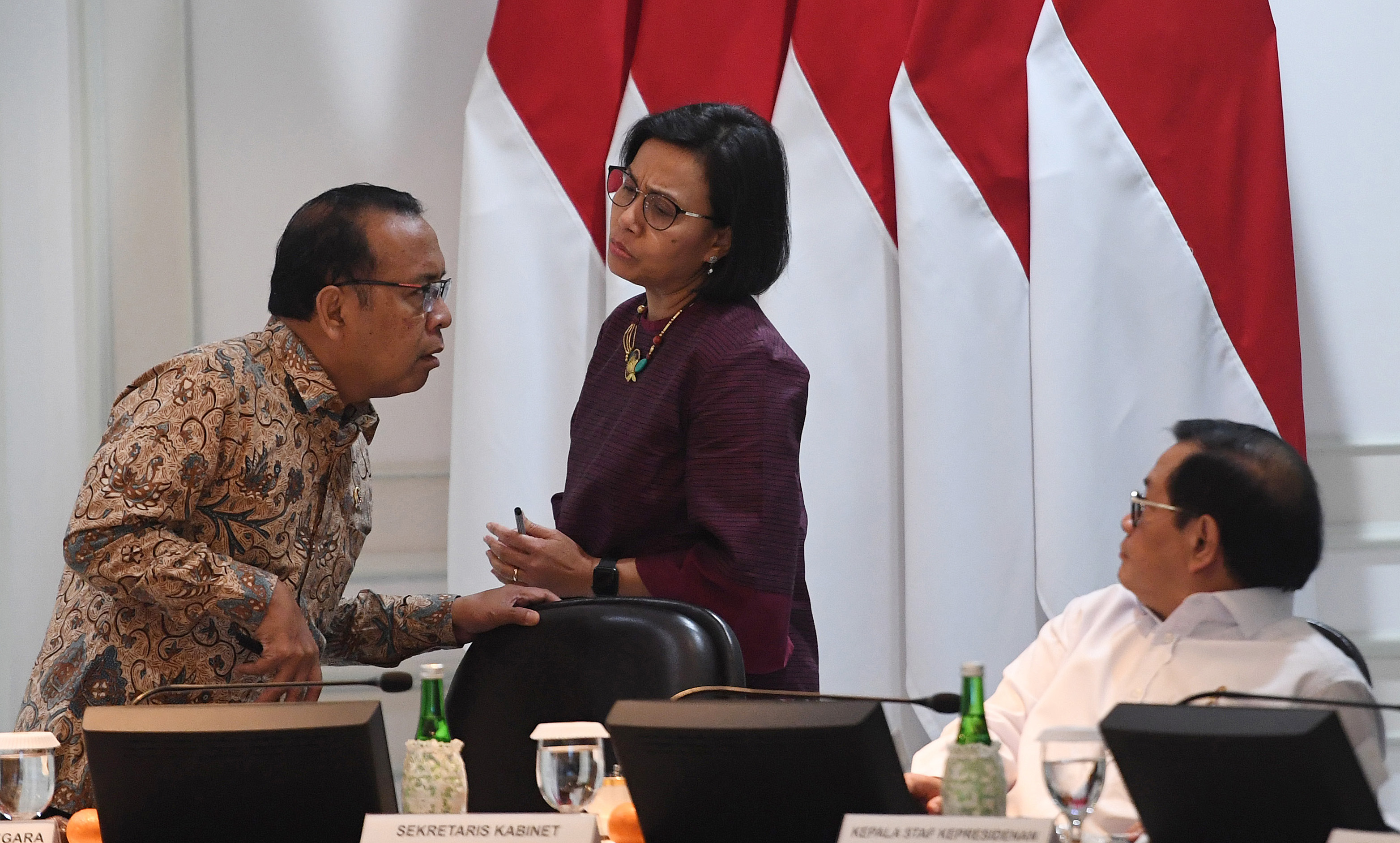 Mensesneg Pratikno (kanan) berbincang dengan Menteri Keuangan Sri Mulyani (tengah) dan Seskab Pramono Anung (kanan) di sela rapat terbatas 