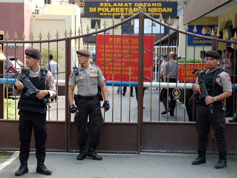 Polisi bersiaga setelah aksi bom bunuh diri di Kantor Polrestabes Medan, Sumatra Utara, kemarin. 
