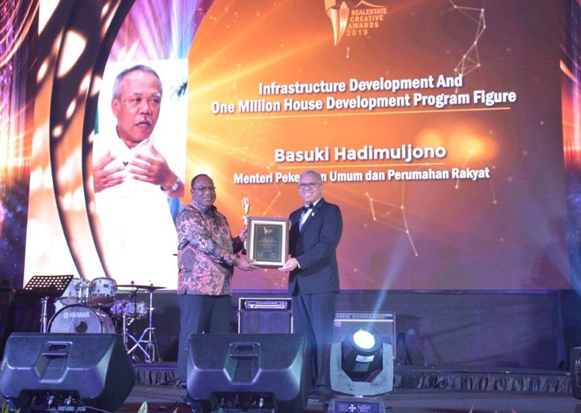 Wakil Menteri PUPR John Wempi Wetipo mewakili Menteri PUPR menerima penghargaan dari Ketua DPD REI DKI Amran Nukman.