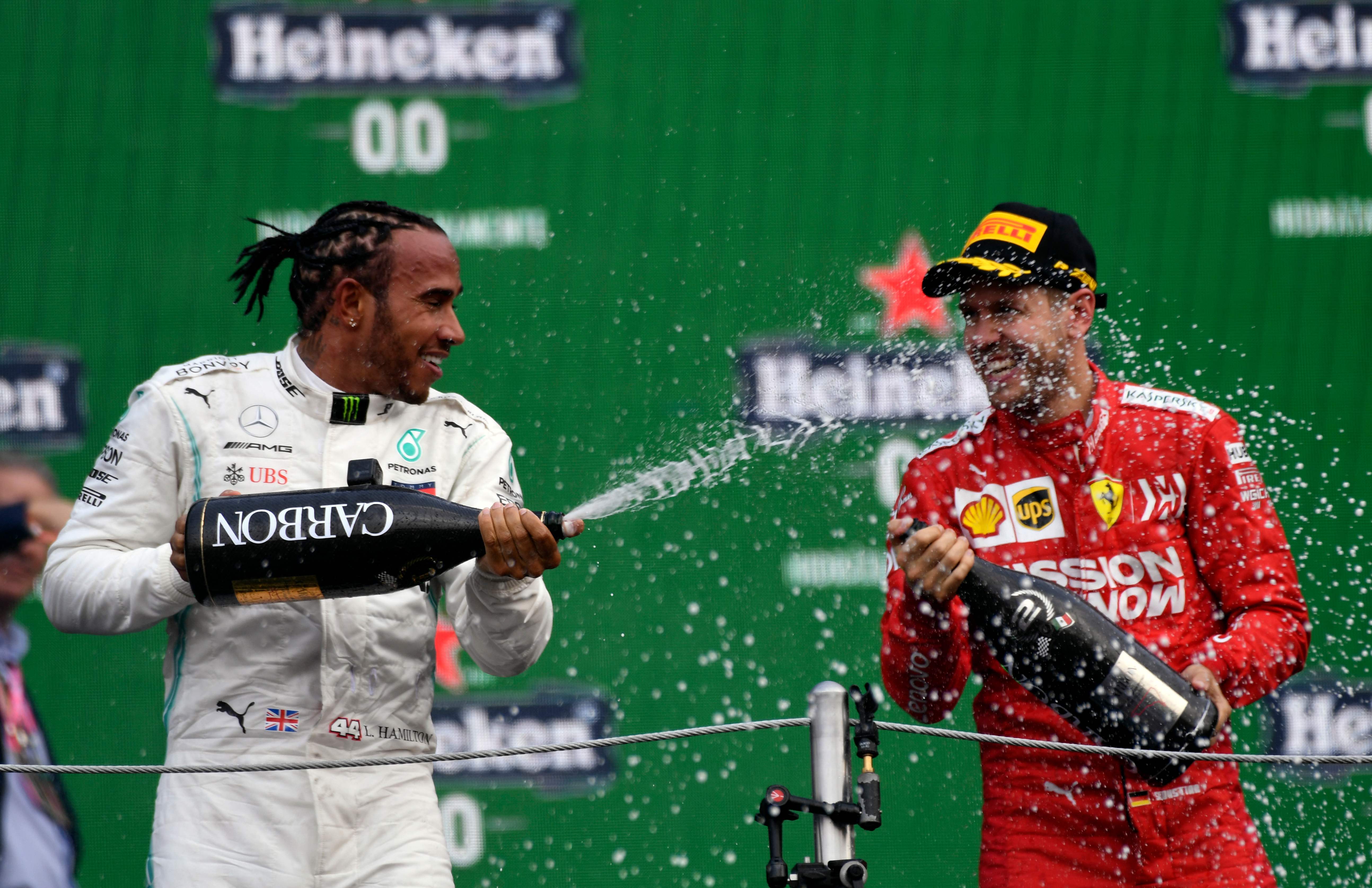 Sebastian Vettel (kanan) dan Lewis Hamilton