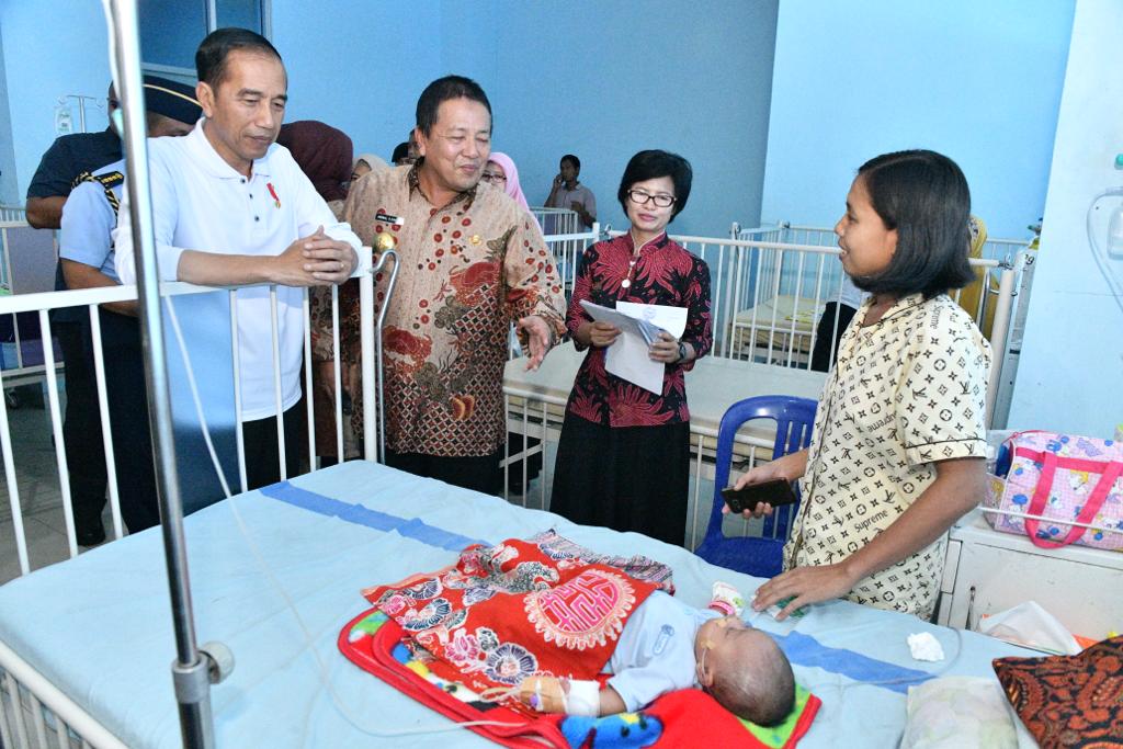 Presiden Joko Widodo berdialog dengan pasien di RSUD Dr H Abdul Moeloek, Bandar Lampung