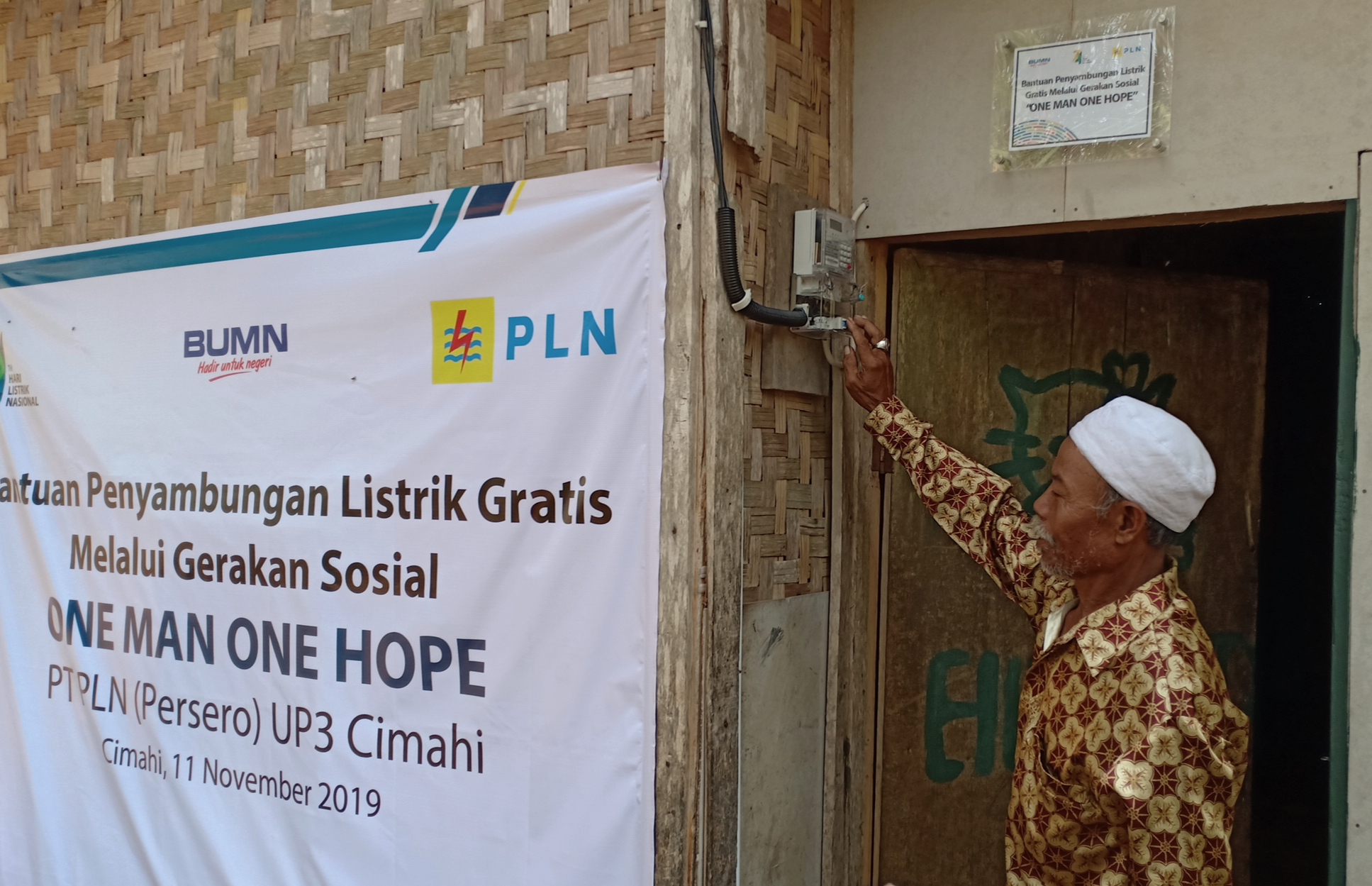 Sahidin senang rumahnya kini sudah teraliri listrik melalui gerakan sosial One Man One Hope. 