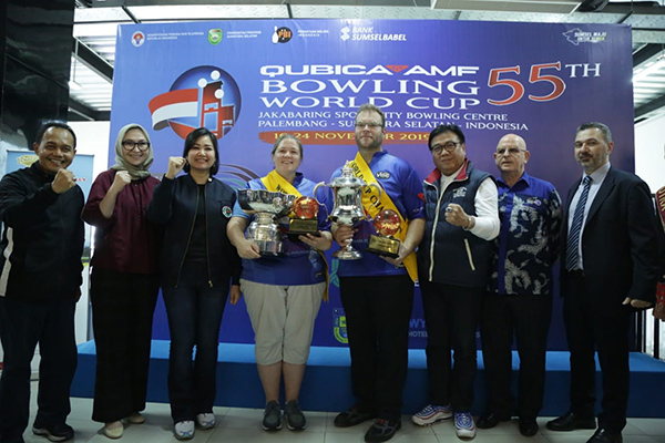 Penyerahan trofi dan foto bersama juara QubicaAMF Bowling World Cup 2019 yang digelar di Bowling Center JSC, Minggu (24/11). 