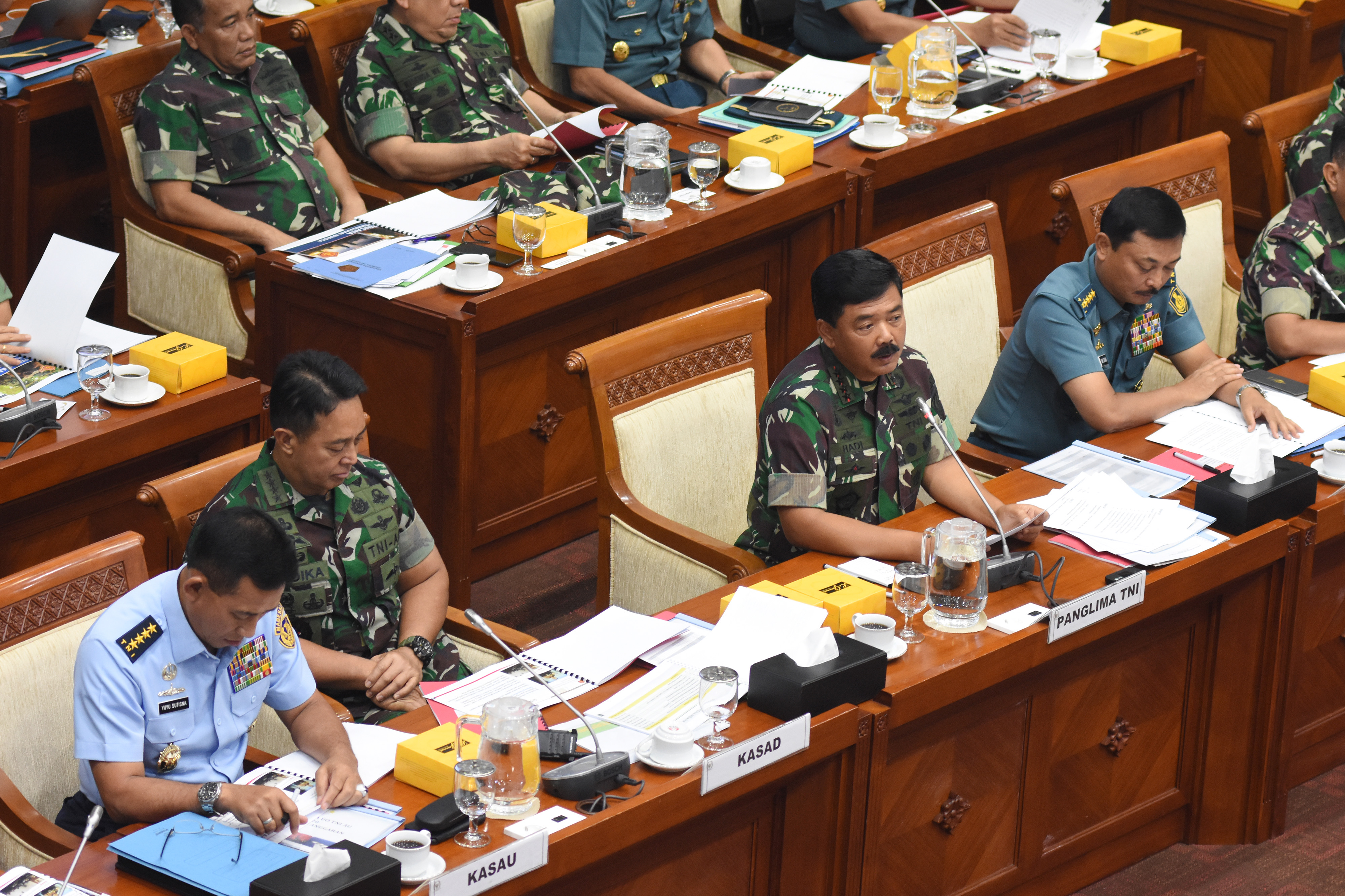 Panglima TNI Marsekal TNI Hadi Tjahjanto (kedua kanan) menyampaikan paparannya saat mengikuti rapat kerja dengan Komisi I DPR.