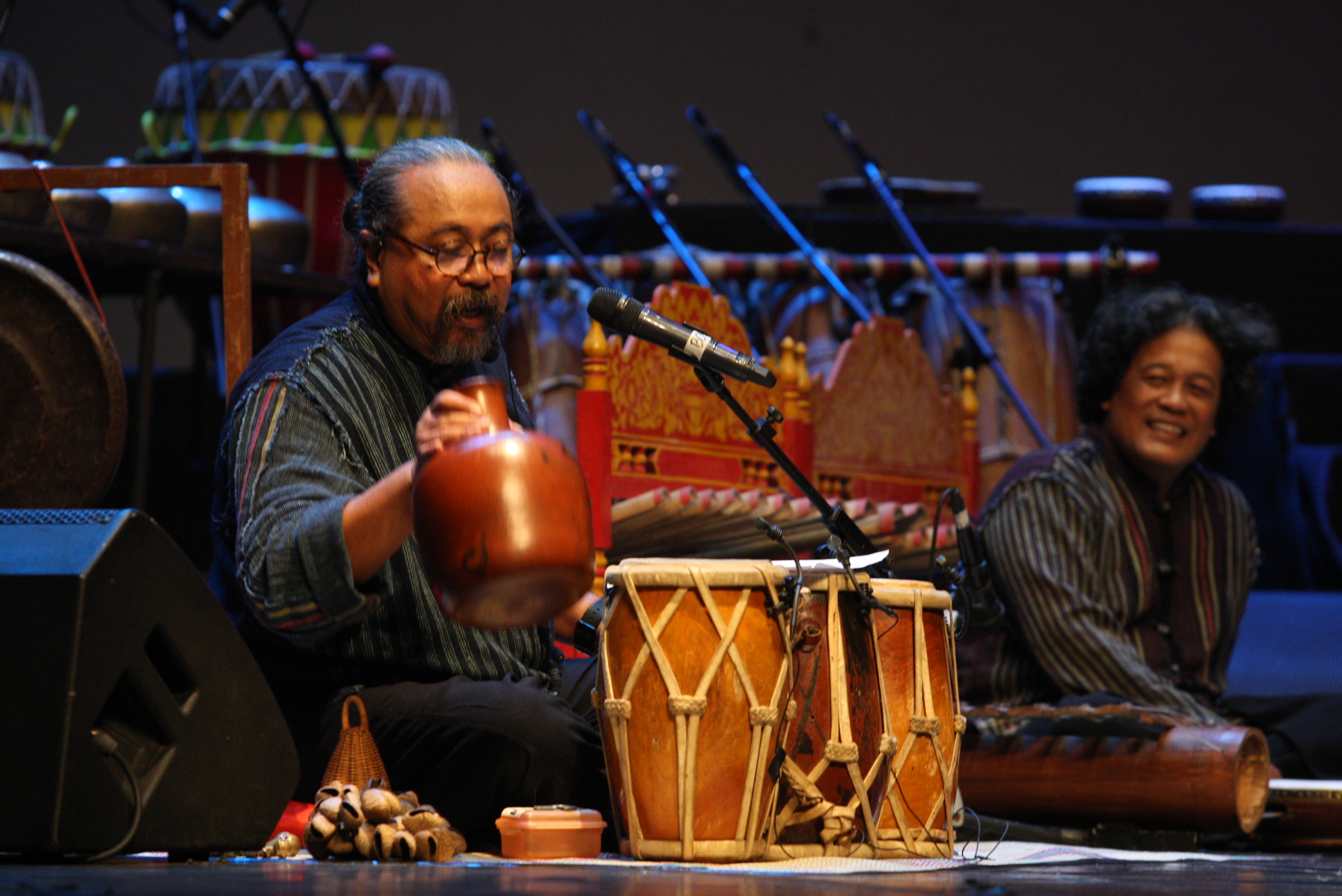 Konser musik Sesaji Nagari oleh kelompok musik Kuaetnika pimpinan Djaduk Ferianto (kiri) di TIM, Jakarta