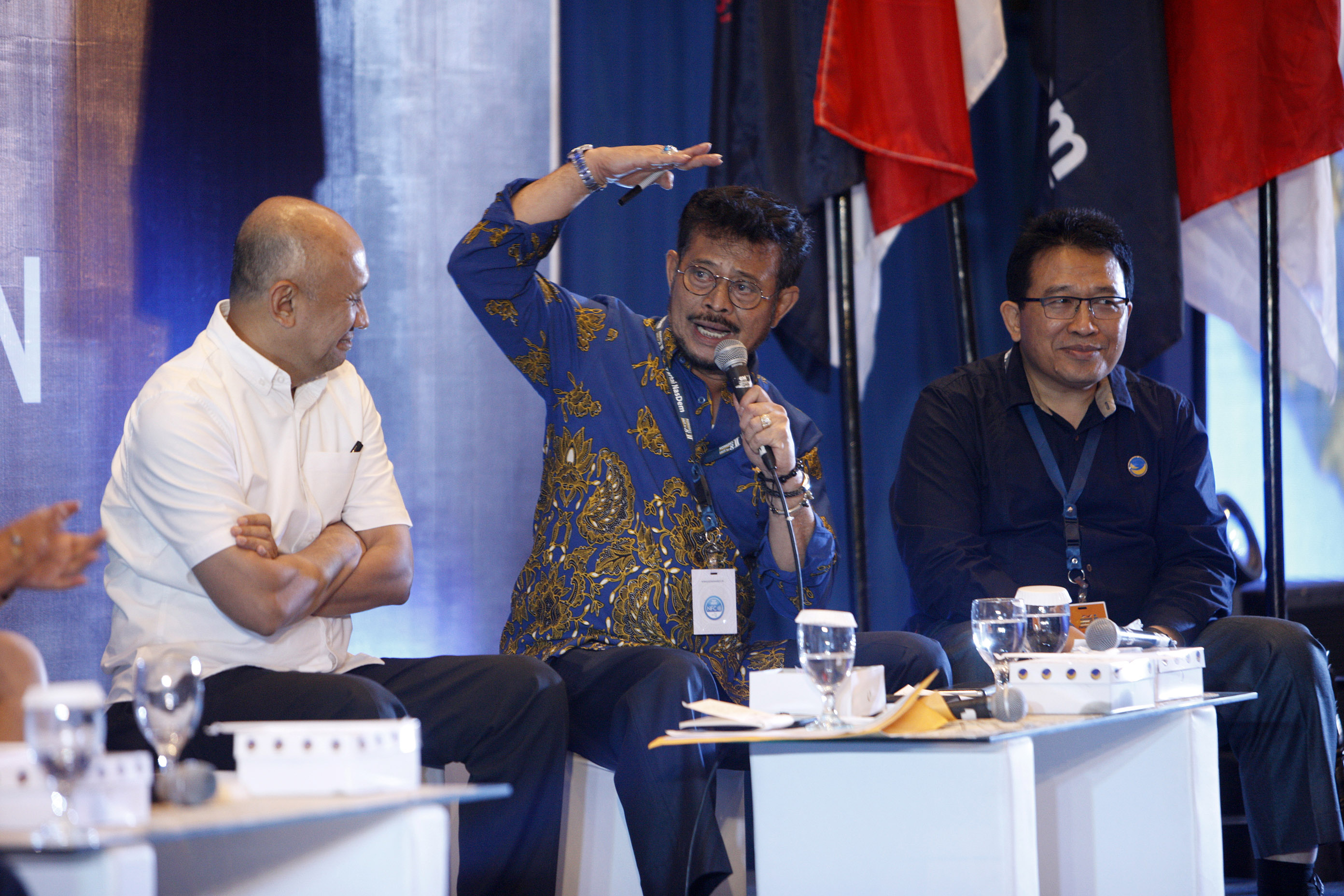 Menteri Pertanian Syahrul Yasin Limpo (tengah) didampingi Menteri Koperasi dan Usaha Kecil Menengah (UMKM), Teten Masduki (kiri)