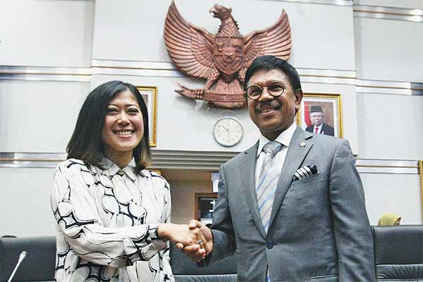 Menteri Komunikasi dan Informatika Johnny G Plate bersalaman dengan Ketua Komisi I DPR RI Meutya Hafid
