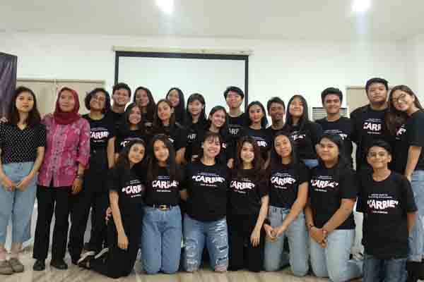 Penampil lakon Carrie dari Jakarta Youth For Performance Art.