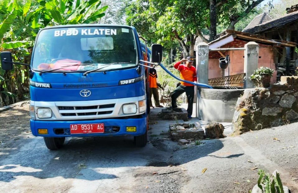 BPBD Klaten melakukan pengedropan air bersih langsung ke sumur warga di salah satu daerah kekeringan di Klaten.