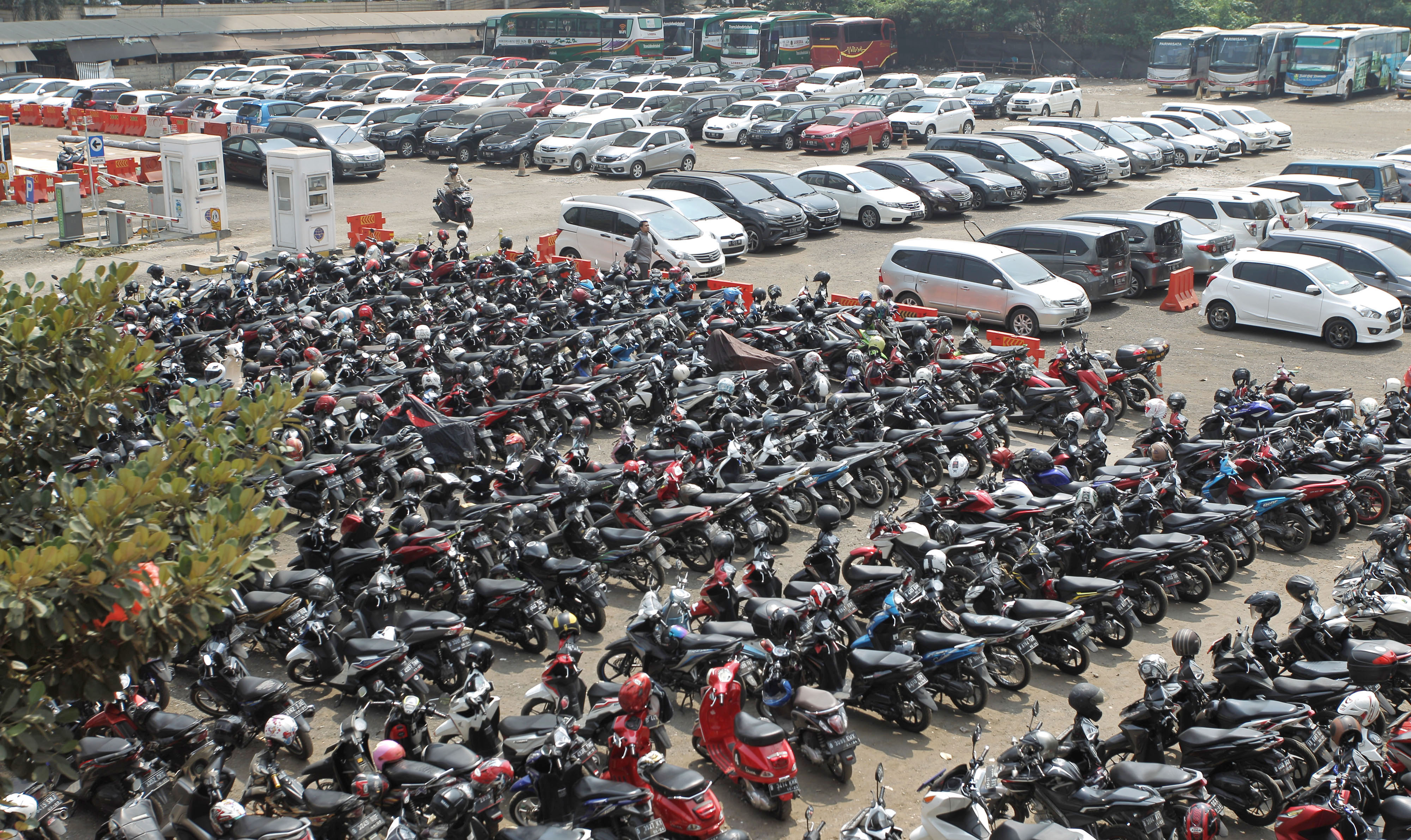 Ratusan kendaraan terparkir di lahan parkir 