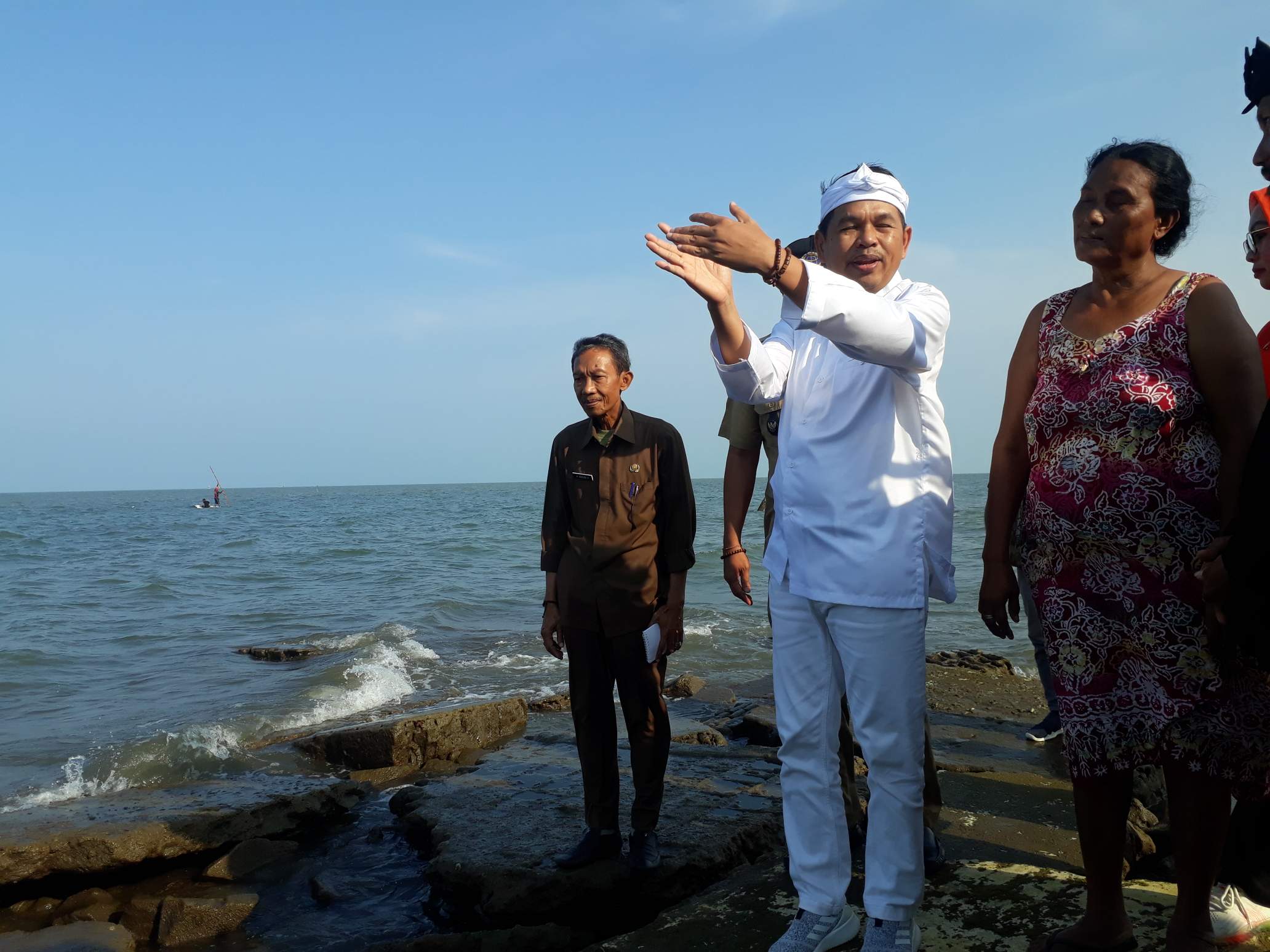 Wakil Ketua Komisi IV DPR RI, Dedi Mulyadi saat meninjau  Pantai Cemarajaya di Desa Cemarajaya, Karawang, Selasa (26/11/2019).