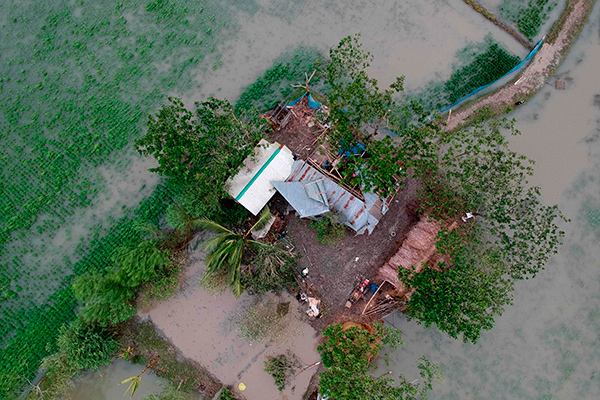 Topan Bulbul hantam India