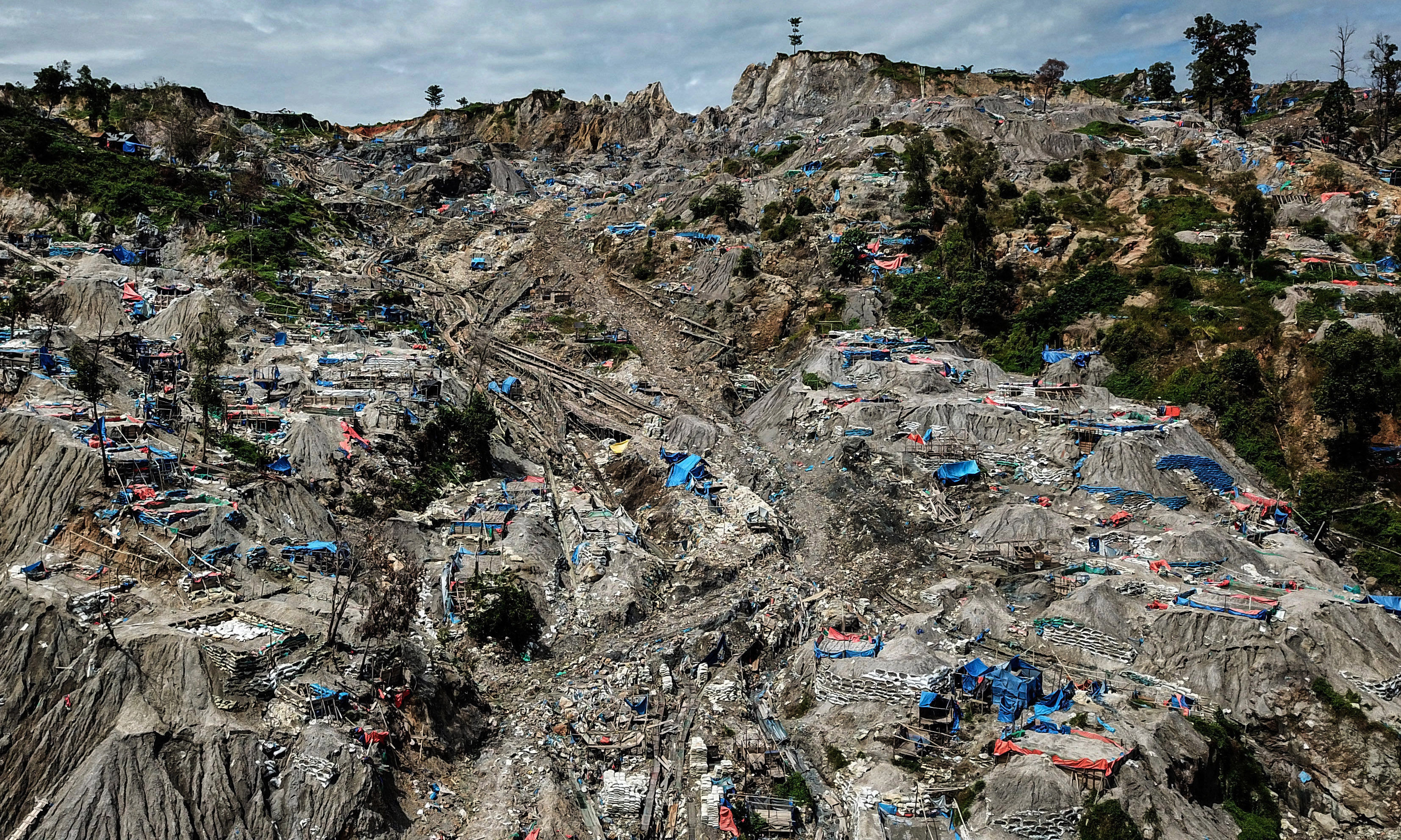 Areal tempat penambangan emas ilegal yang ditutup pihak keamanan setempat di Gunung Botak, Pulau Buru