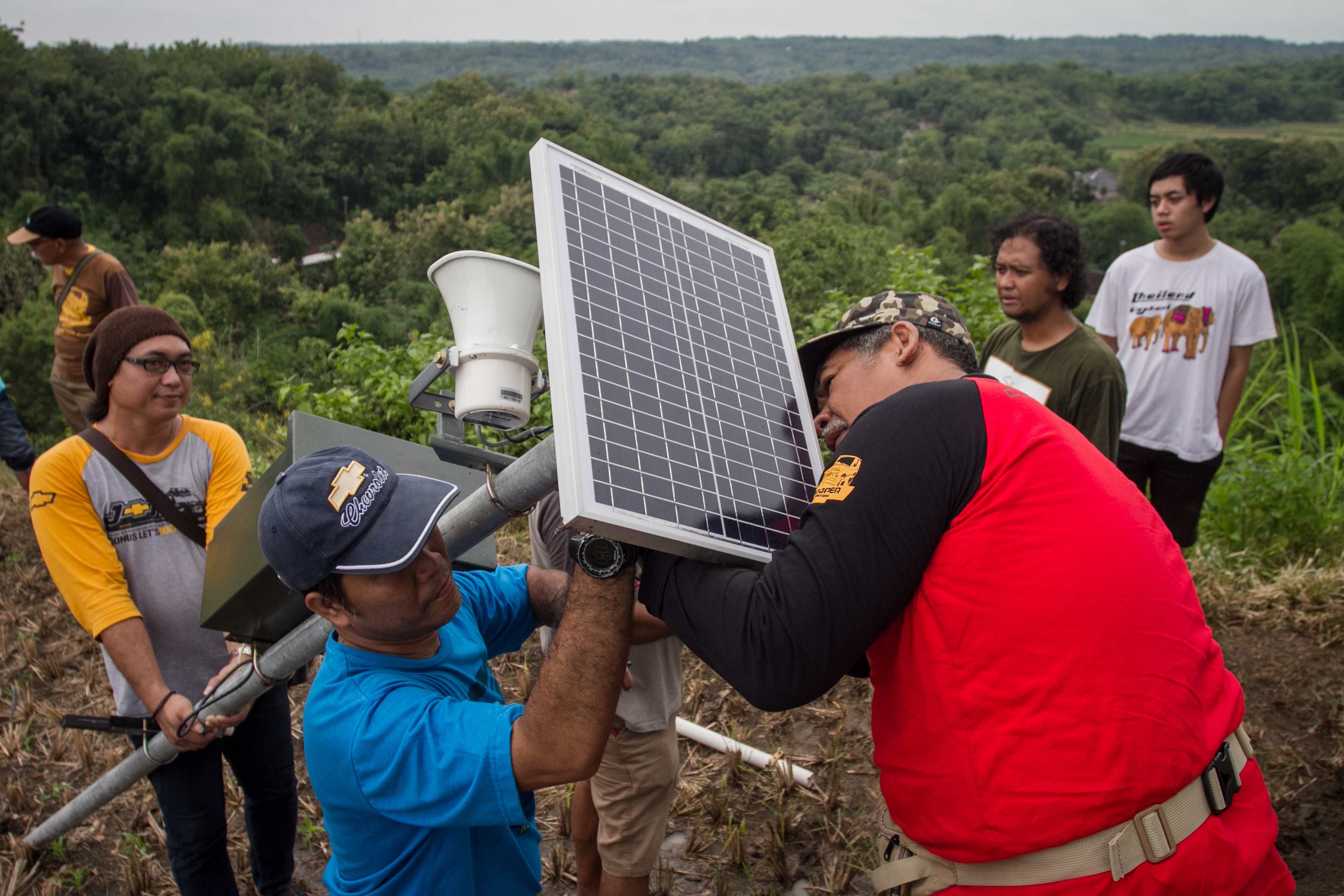 Beberapa daerah rawan longsor sudah dipasang alat early warning system (EWS) longsor.