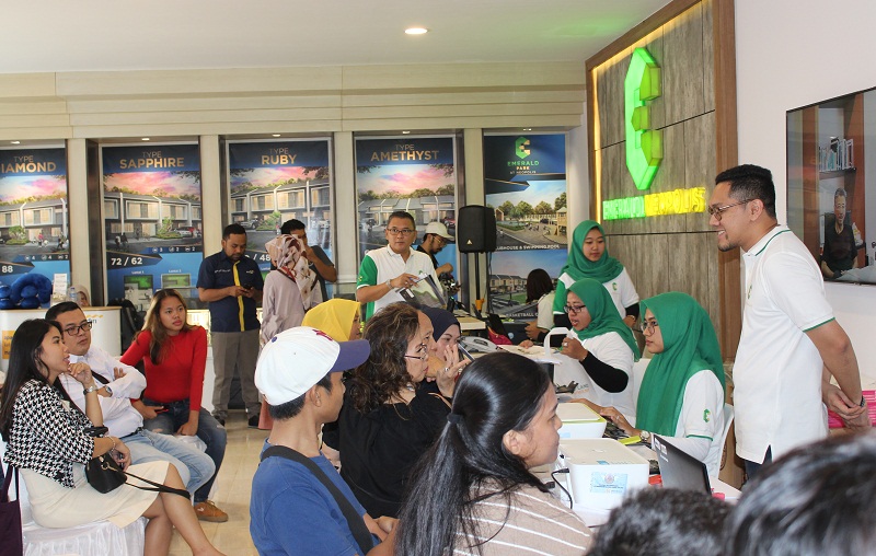 Antrian konsumen Emerald Park