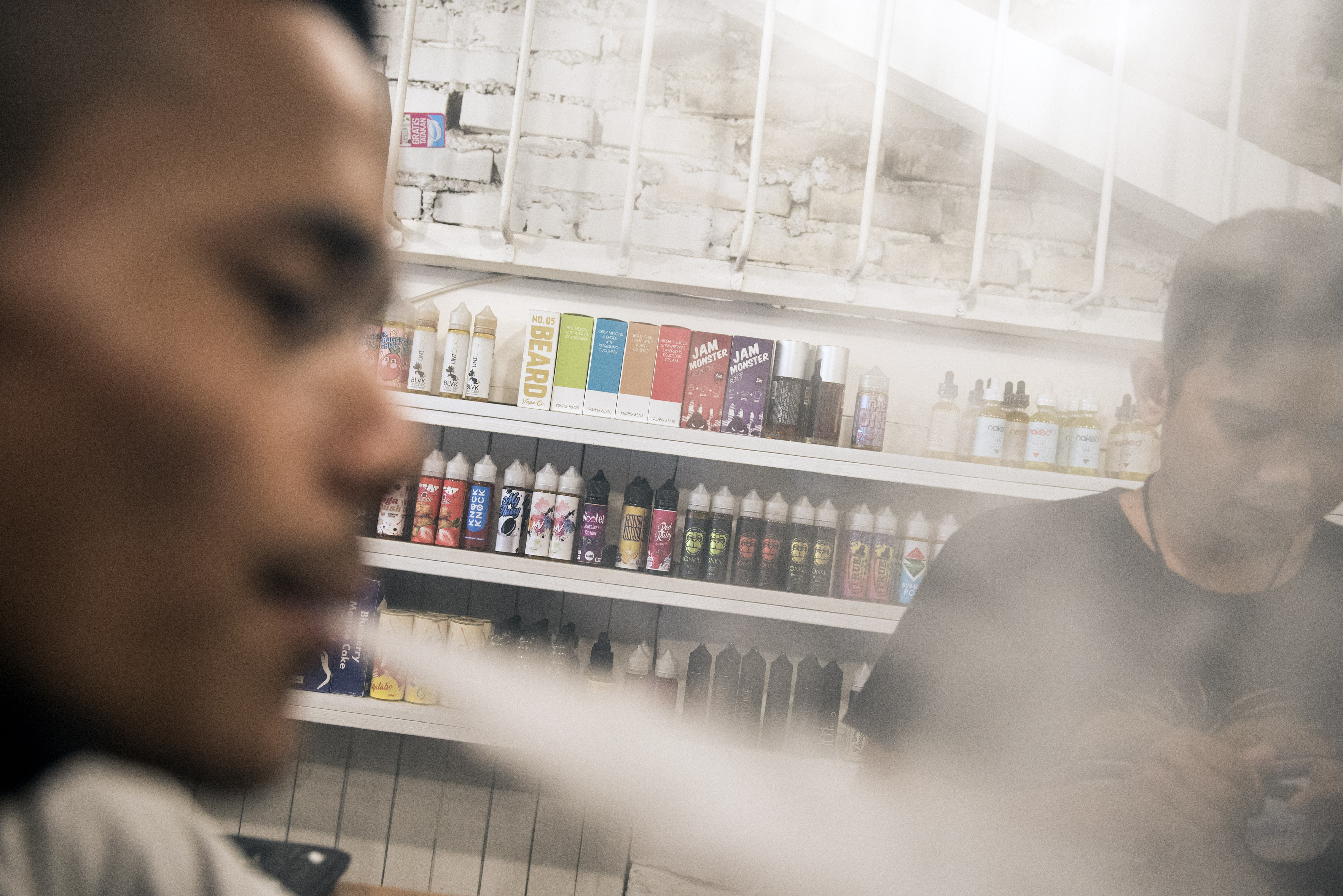 Ilustrasi penggunaan rokok elektrik