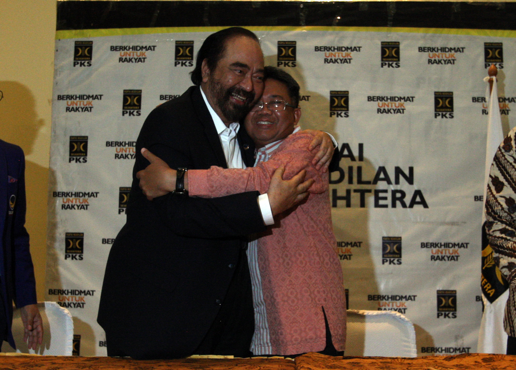  Ketua Umum Partai Nasional Demokrat (NasDem) Surya Paloh (kiri) berpelukan dengan Presiden Partai Keadilan Sejahtera (PKS) Sohibul Iman.