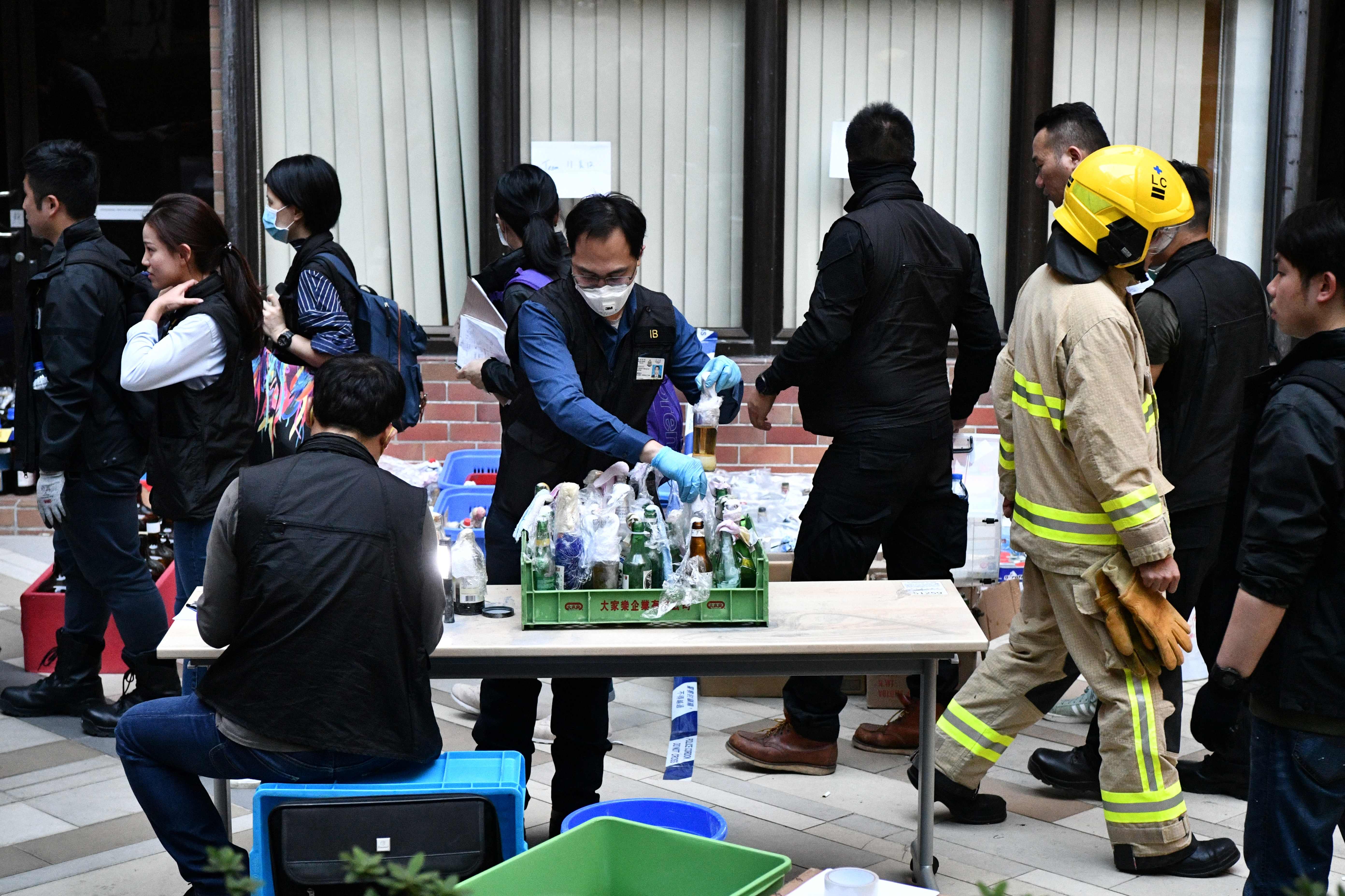 Polisi memeriksa barang bukti berupa bom molotov milik demonstran di Universitas Politeknik Hong Kong (PolyU), di Hung Hom, Hong Kong.