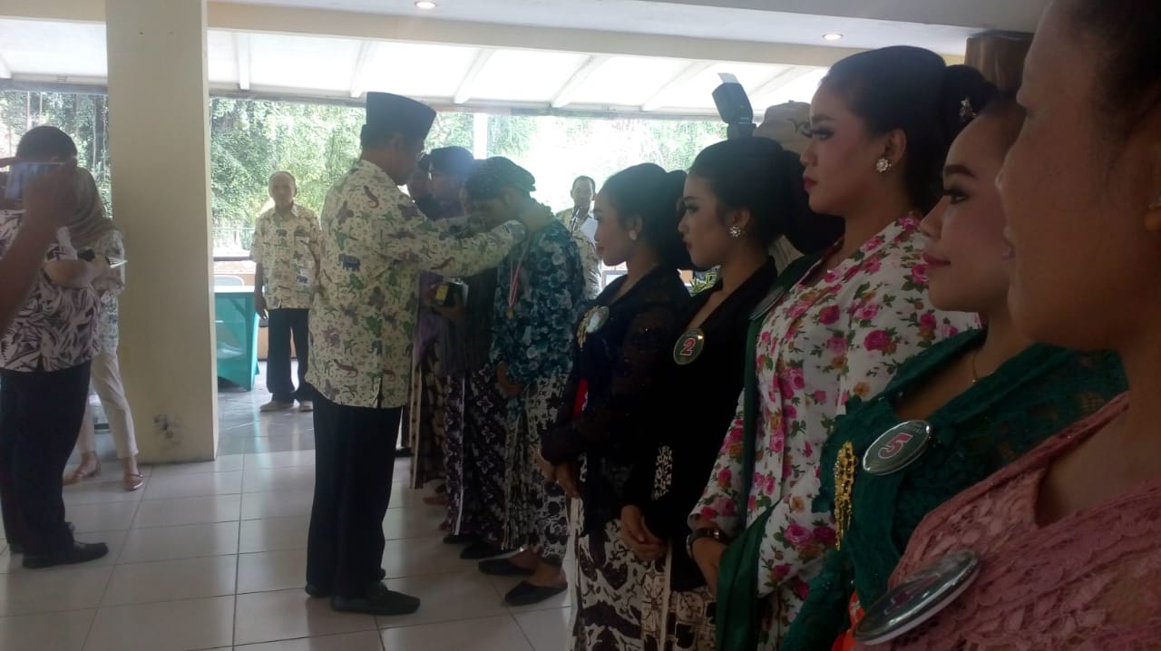 Juara tembang Jawa Nugro Widiyanto asal Wonosobo, Jawa Tengah dikalungi medali emas hadiah dari Sri Sultan HB X. 