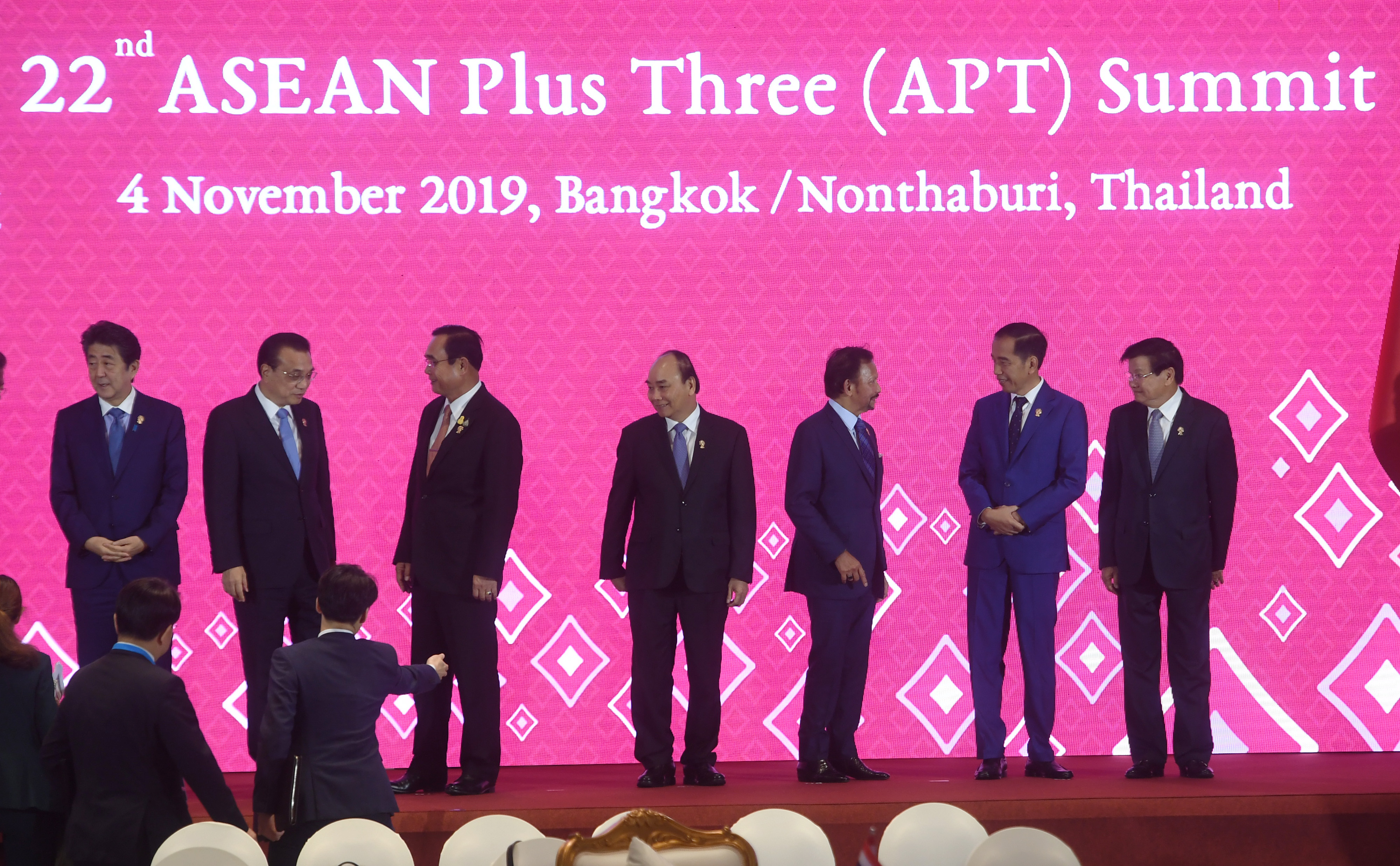  Presiden Joko Widodo (kedua kanan) mengikuti KTT ke-22 ASEAN Plus Three (APT) di Bangkok, Thailand, Senin (4/11/2019). 