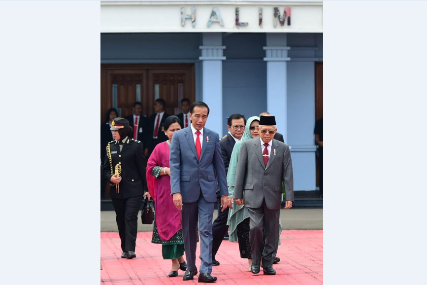 Presiden Joko Widodo (kiri) diantar Wakil Presiden Ma