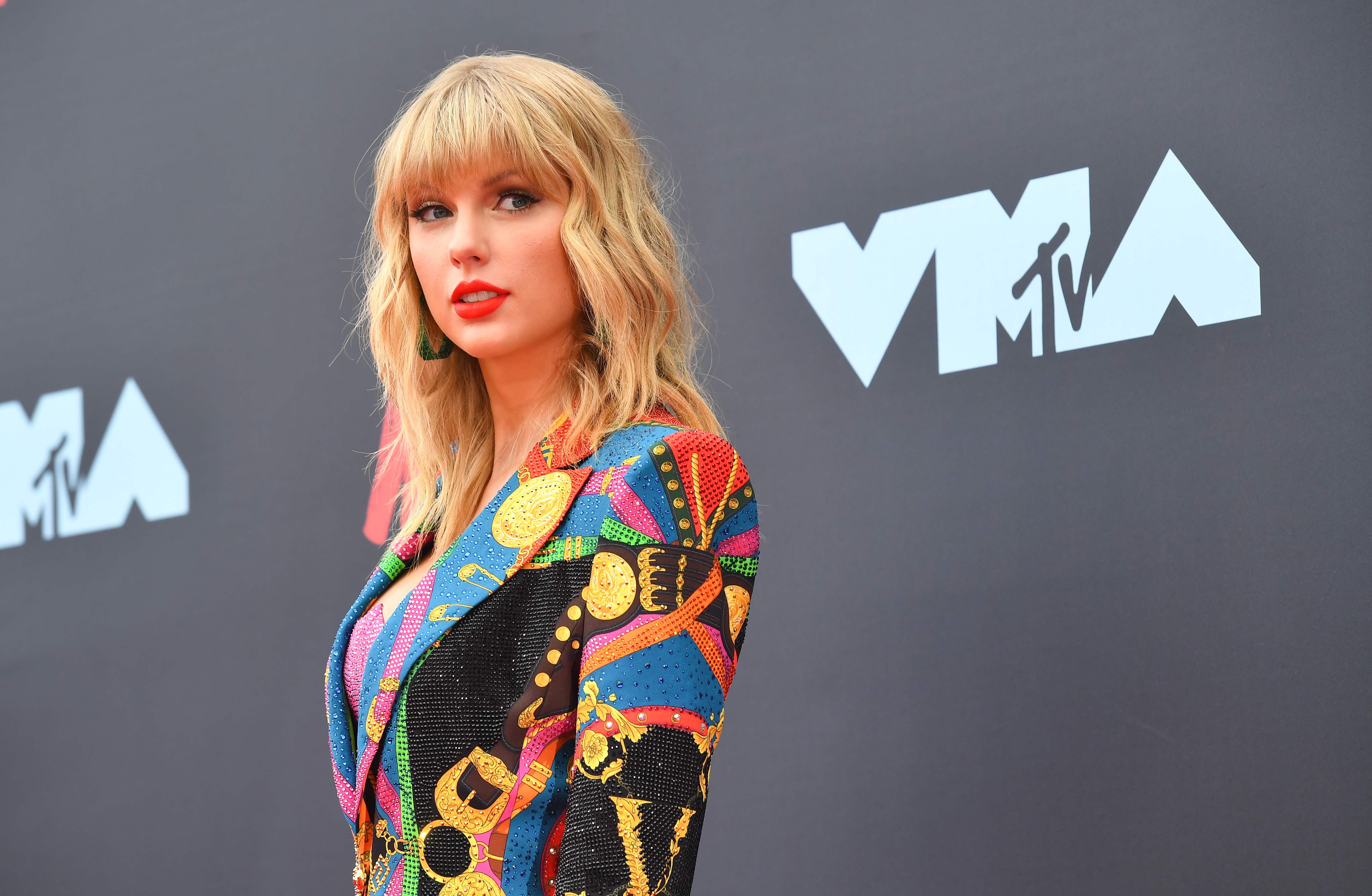 Taylor Swift Dilarang Bawakan Lagu-Lagu Lamanya