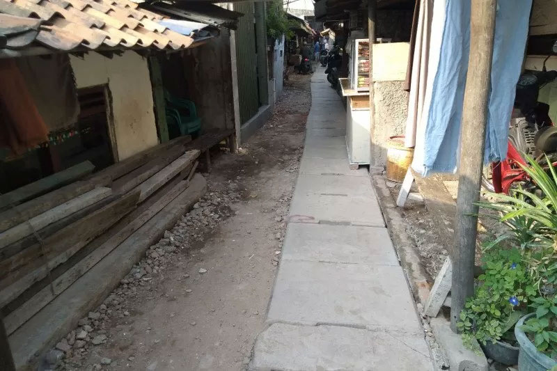 Progres penataan salah satu sudut kawasan lingkungan RW kumuh di Kelurahan Kedaung Kaliangke, Cengkareng, Jakarta Barat, Rabu (13/11/2019). 