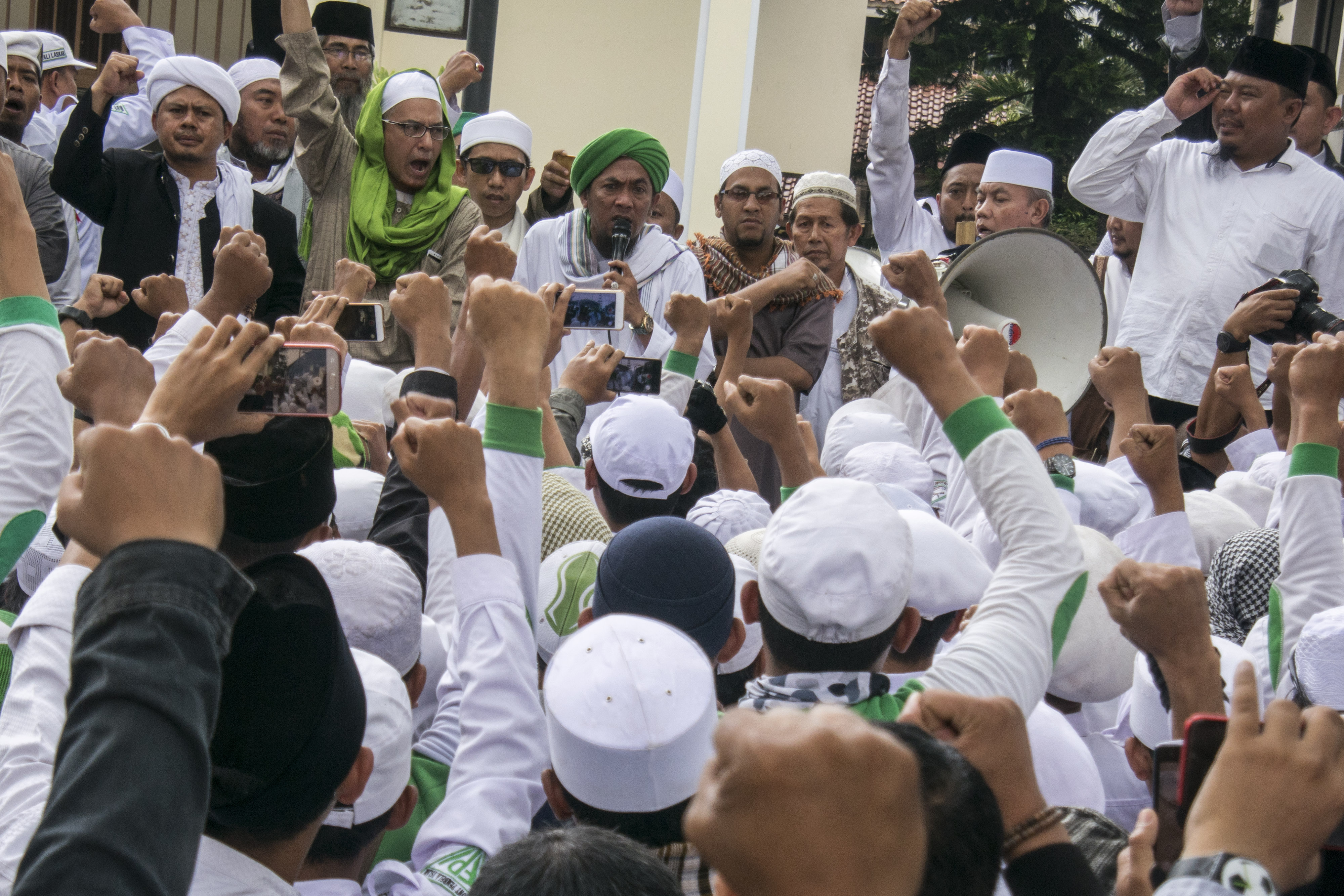 Massa Front Pembela Islam (FPI) saat putusan gugatan praperadilan kasus Rizieq Shihab di PN Bandung, Jawa Barat, beberapa waktu lalu.