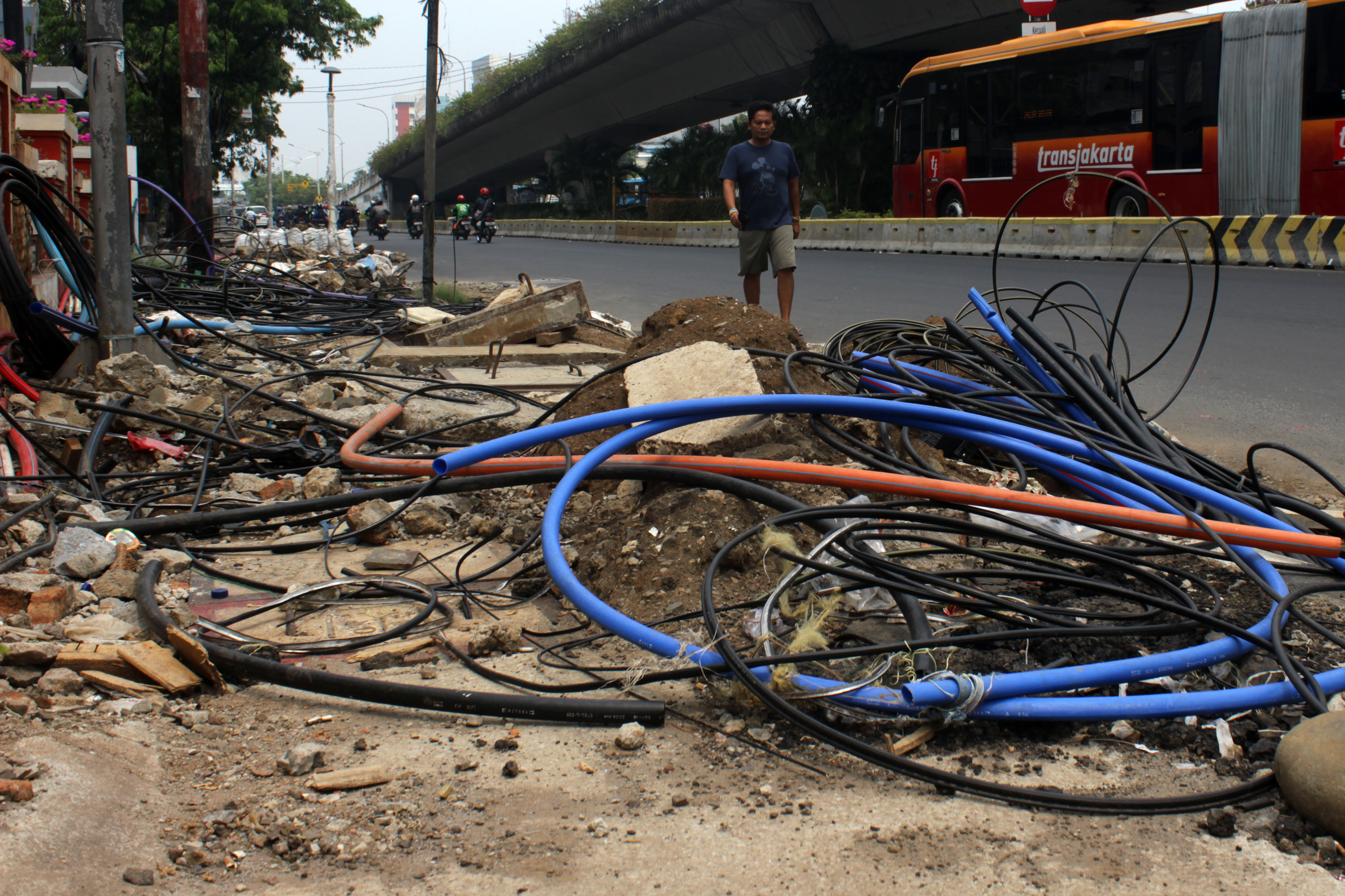 TROTOAR TERBENGKALAI DI PERSIMPANGAN SALEMBA RAYA