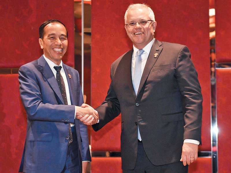Presiden RI Joko Widodo berjabat tangan dengan Perdana Menteri Australia Scott Morrison dalam pertemuan bilateral di sela-sela KTT Ke-35 ASE