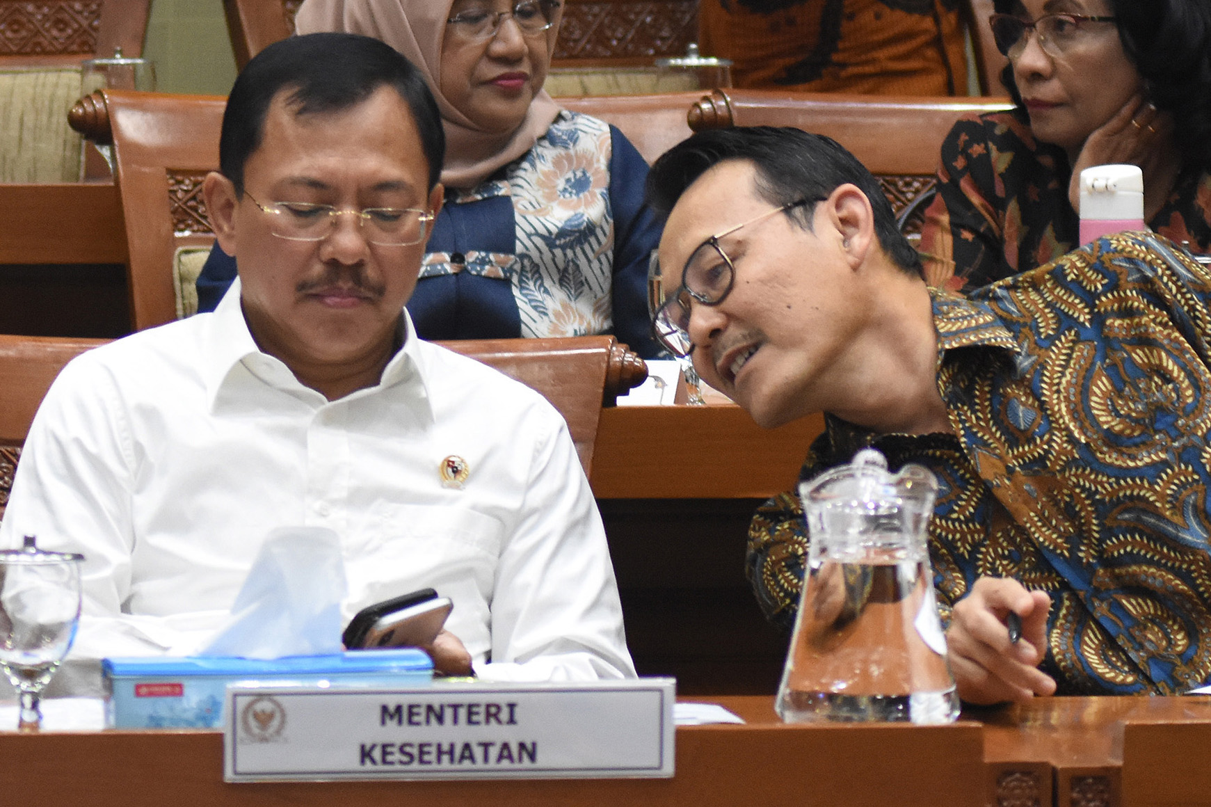 Menteri Kesehatan Terawan Agus Putranto (tengah) dan Dirut BPJS Kesehatan Fahmi Idris (kanan)