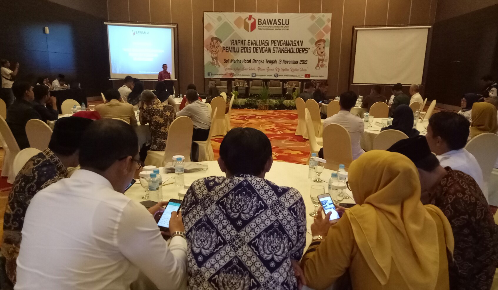 Rapat evaluasi pelaksanaan pengawasan pemilu 2019 di Bangka Belitung, Kamis (14/11/2019).