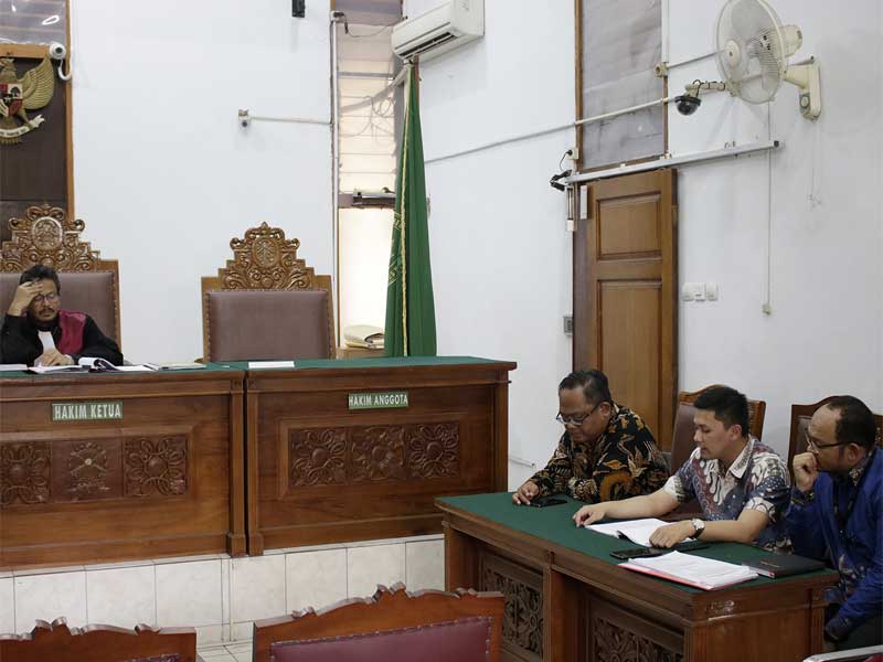 Hakim tunggal Elfian (kiri) mendengarkan jawaban dari pihak termohon KPK (kanan) saat sidang praperadilan mantan Menpora Imam Nahrawi.