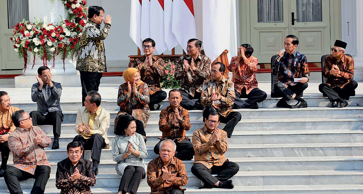 Presiden Joko Widodo dan Wapres Ma’ruf Amin memperkenalkan jajaran menteri Kabinet Indonesia Maju di Istana Merdeka, Jakarta. 