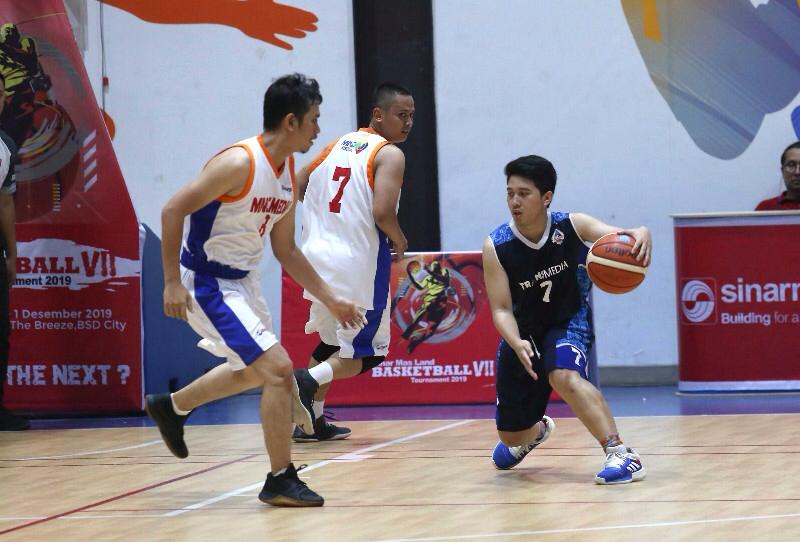 Pemain tim basket Transmedia Grup berusaha melewati hadangan dua pemain tim MNC dalam pertandingan basket antarmedia.