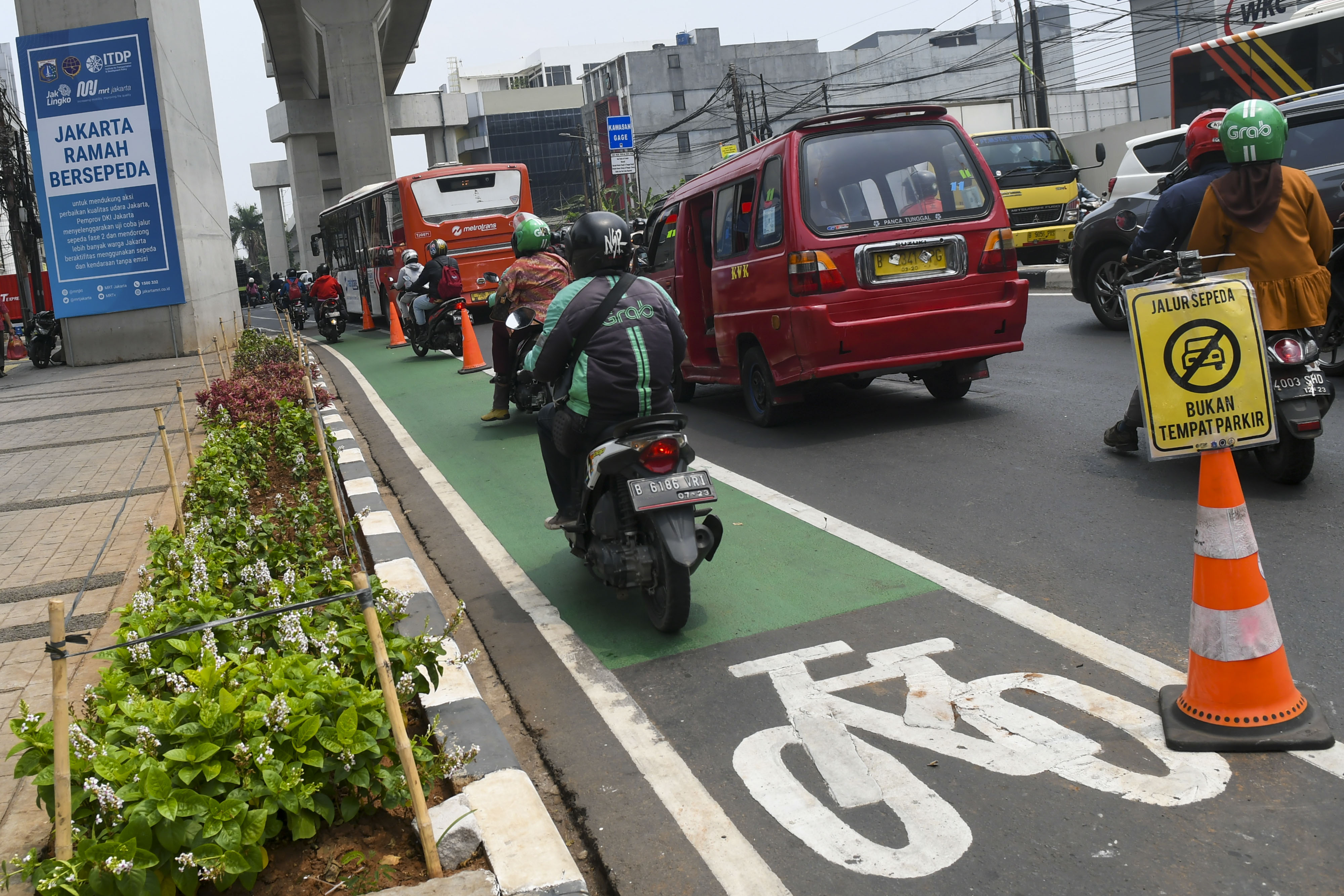  Pengendara sepeda motor melintasi jalur sepeda di Jalan Fatmawati, Jakarta, Kamis (31/10)