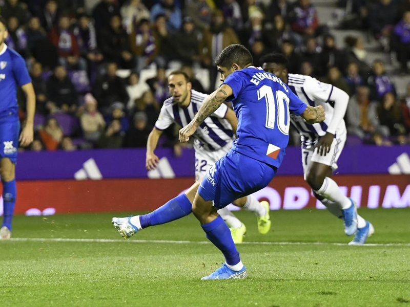 Eksekusi penalti Ever Banega yang menjadi gol penentu kemenangan Sevilla atas Valladolid