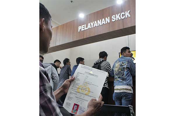 Warga antre untuk membuat surat keterangan catatan kepolisian (SKCK) di Kantor Pelayanan SKCK Polres Jakarta Pusat, kemarin