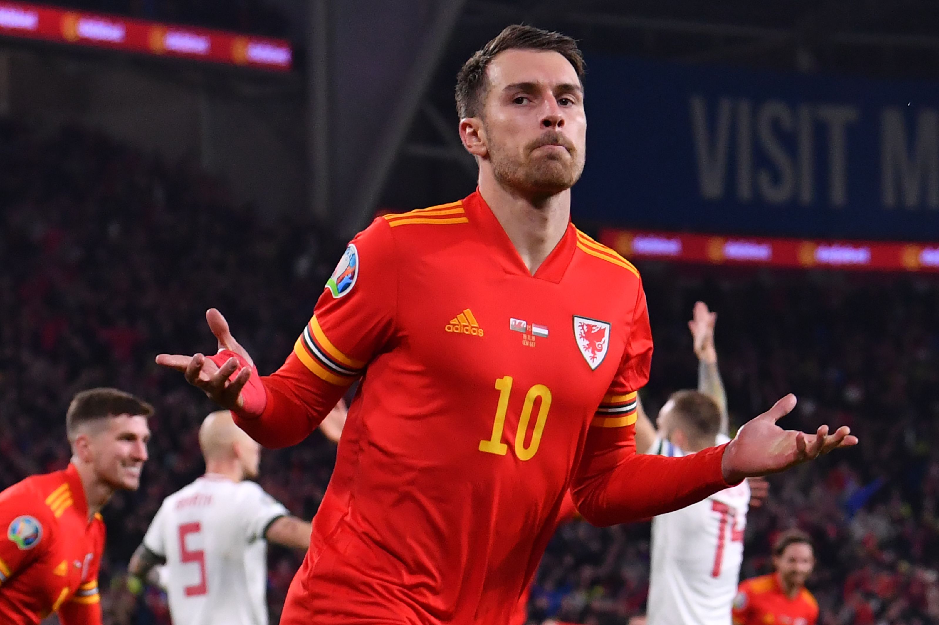 Aaron Ramsey merayakan golnya ke gawang Hongaria dalam laga kualifikasi Piala Eropa 2020.