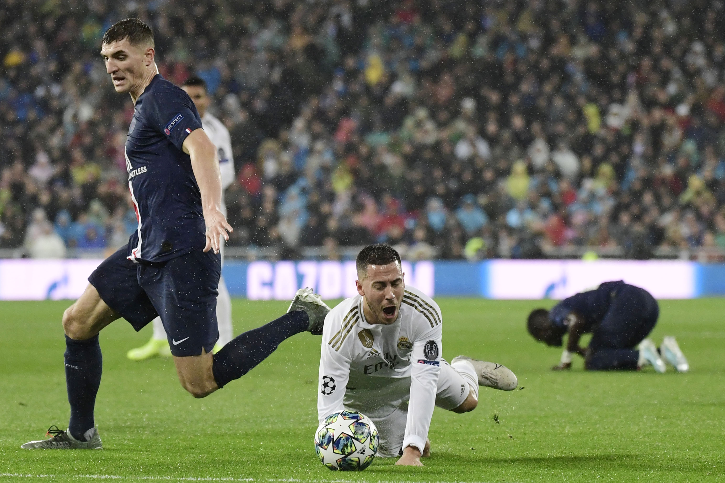 Thomas Meunier (kiri) berduel dengan Eden Hazard