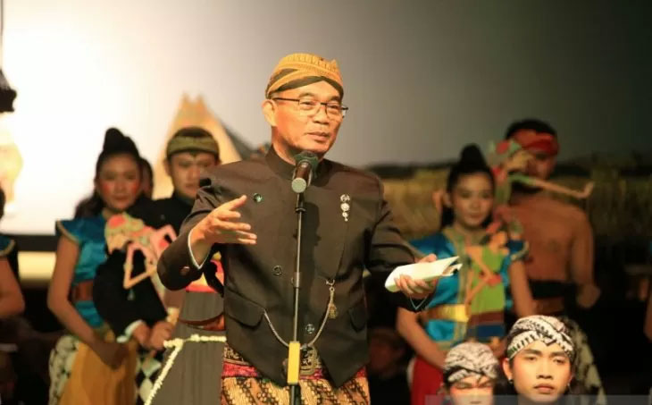 Menko PMK Muhadjir Effendy saat menghadiri Peringatan Hari Wayang Dunia Ke-V dan Hari Wayang Nasional Tahun 2019 di Institut Seni Indonesia 