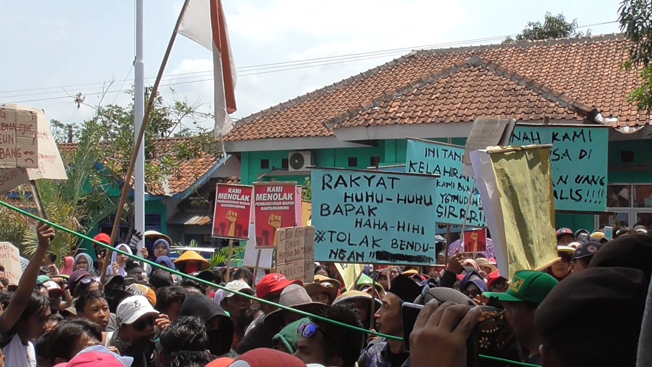Ratusan warga unjuk rasa di Kecamatan Bantarkawung, Brebes