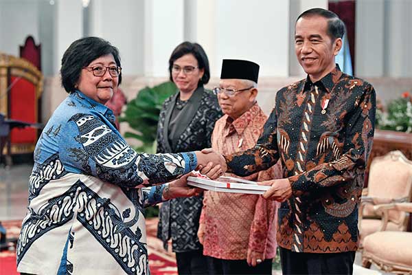 Presiden Joko Widodo menyerahkan Daftar Isian Pelaksanaan Anggaran Kementerian dan Lembaga tahun 2020 kepada Menteri LHK Siti Nurbaya