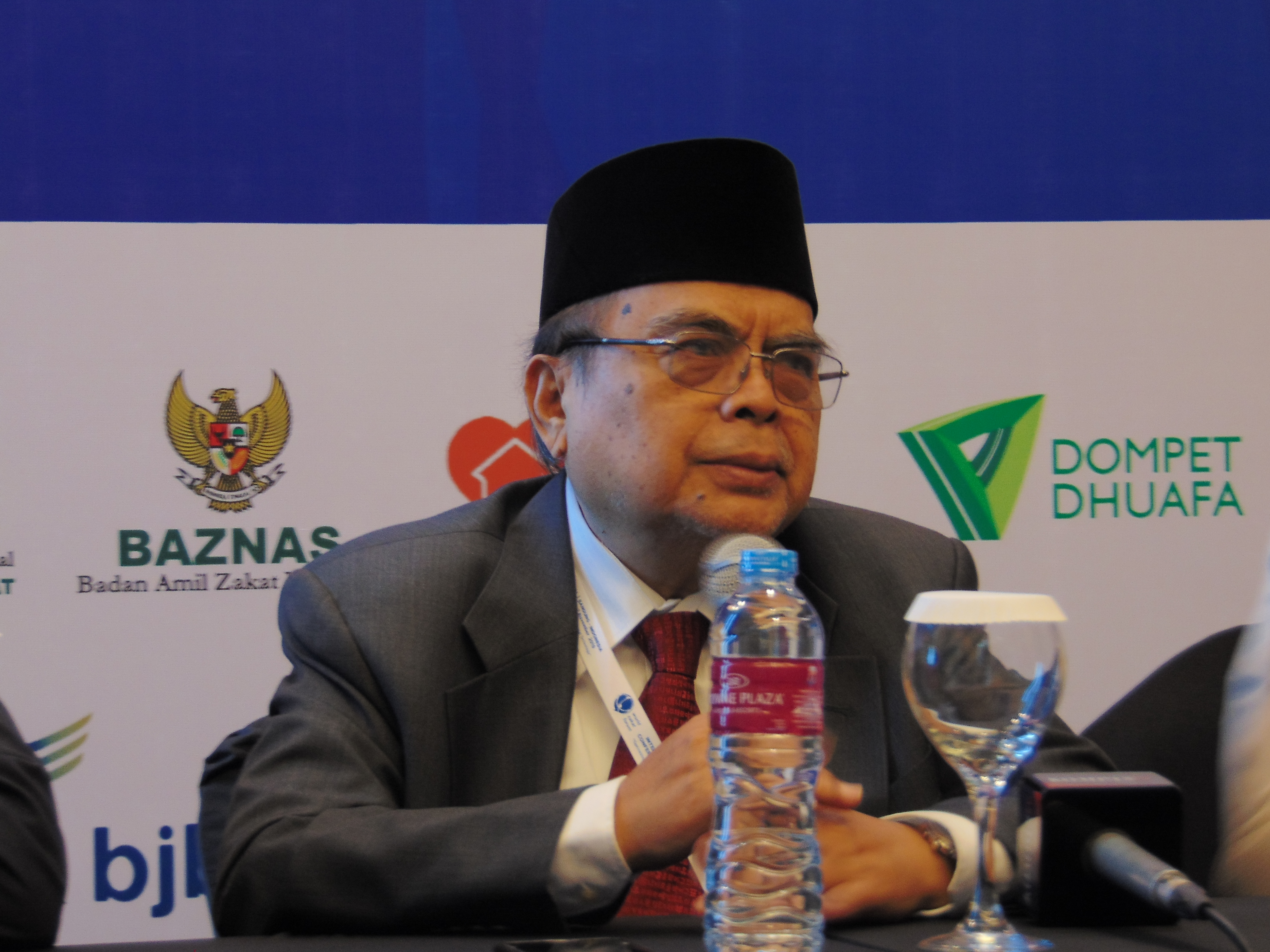 Sekjen World Zakat Forum, Bambang Soedibyo mengatakan warga miskin bisa memanfaatkan zakat untuk membayar BPJS Kesehatan. 