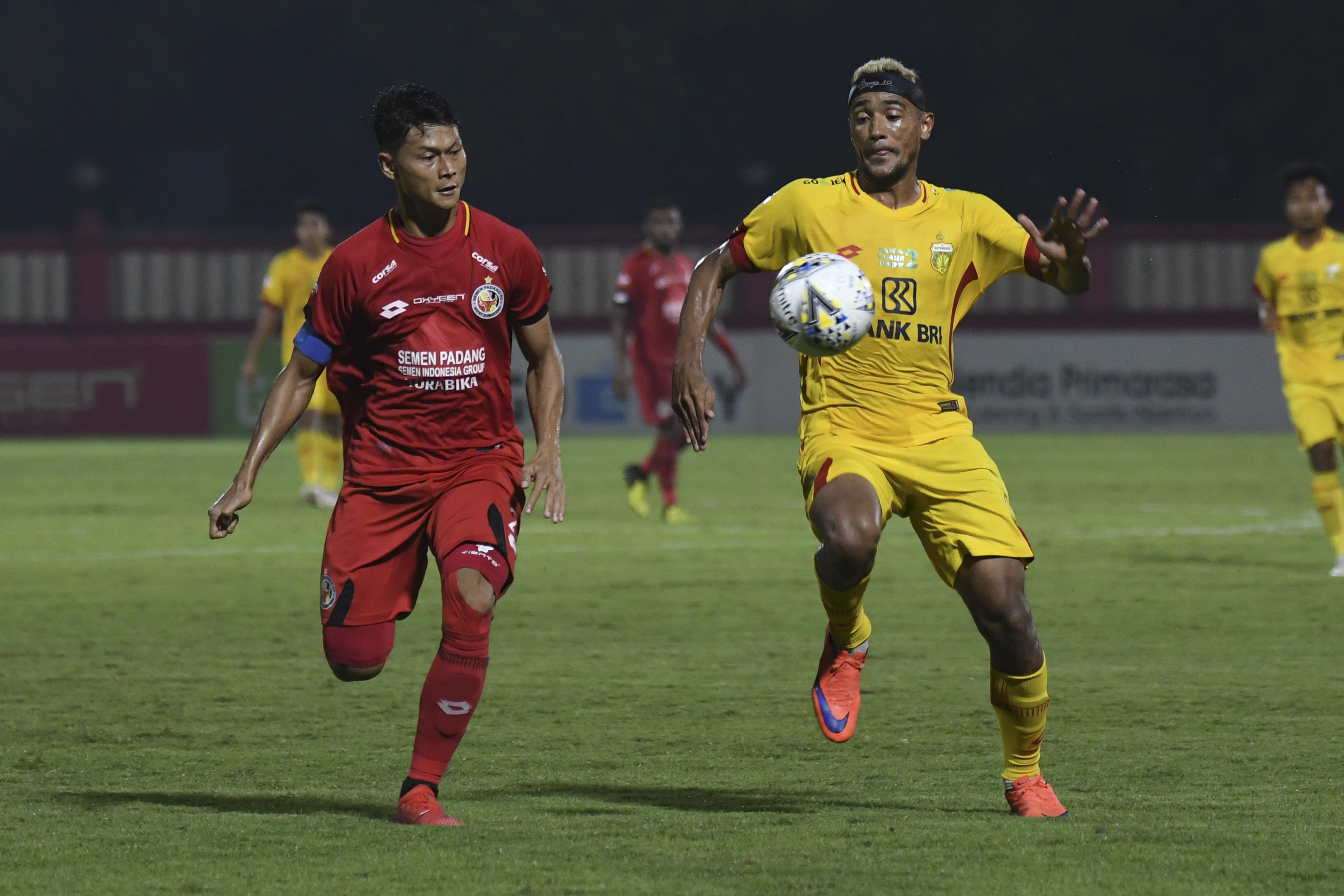 Pemain Bhayangkara FC Bruno De Oliveira Matos (kanan)