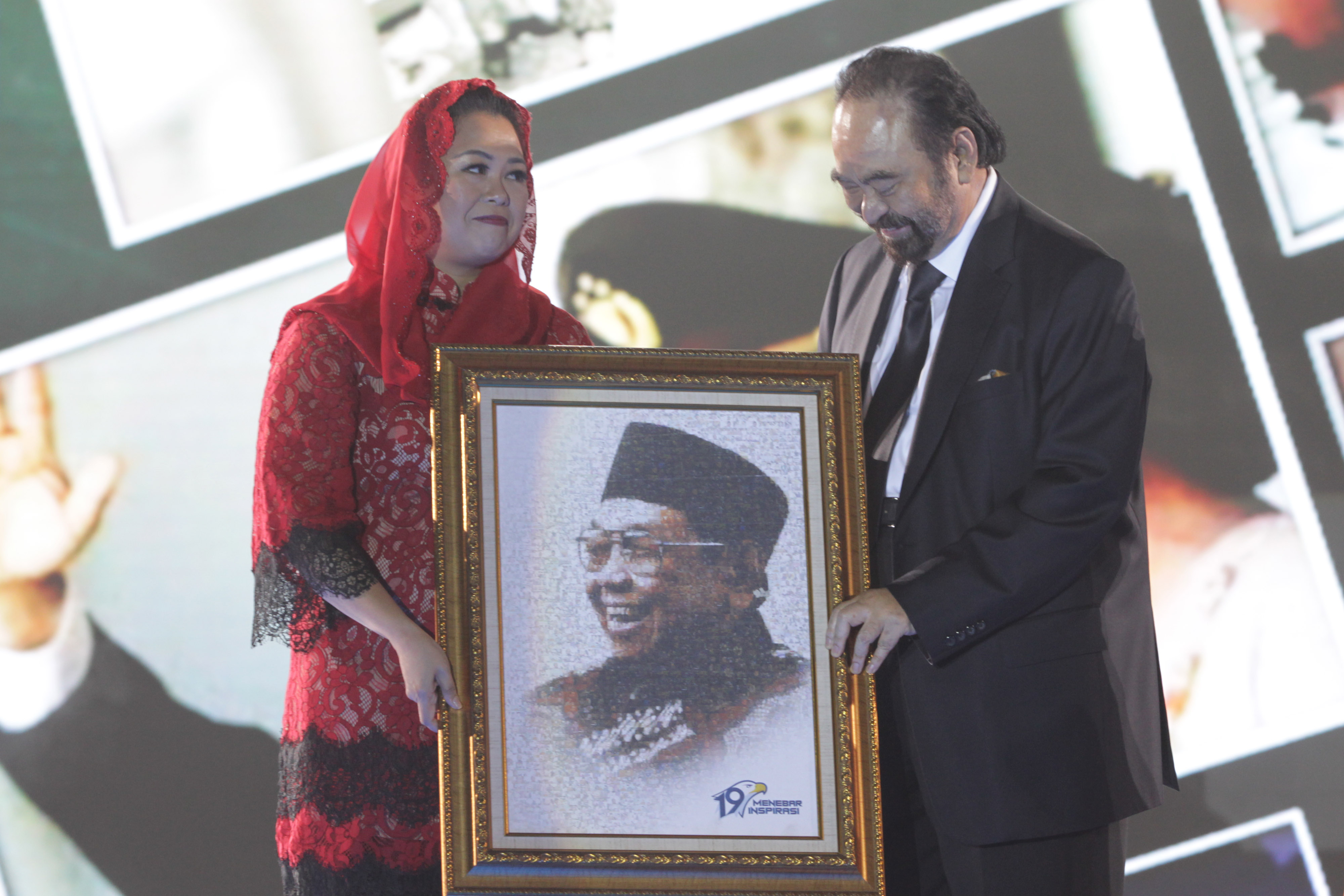 Chairman Metro Tv Surya Paloh memberikan lukisan bergambar Presiden ke-3 RI Abdurrahman Wahid kepada sang putri, Yenny Wahid 