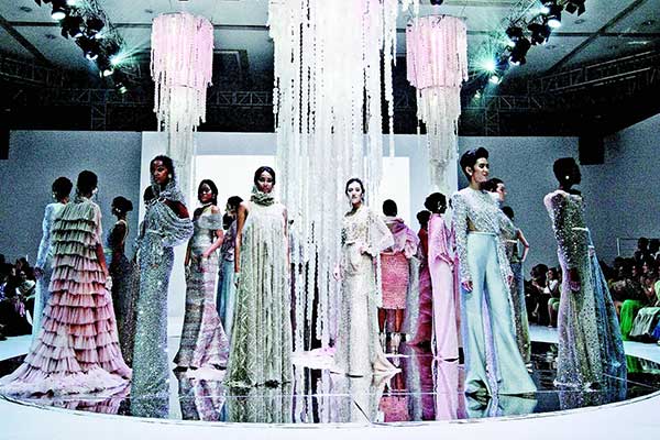 Bukan hanya glamor, melainkan juga kekini­an. Begitulah karakter gaun-gaun malam karya Ivan Gunawan selama ini.