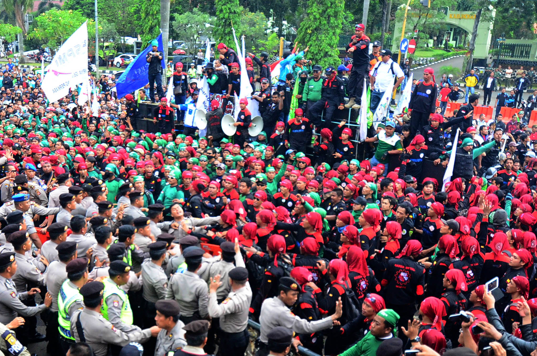 Ribuan buruh melakukan demo menuntut kenaikan Upah Minimum Kabupaten (UMK) di depan komplek Pemkab Bogor, Cibinong, Bogor, Jabar