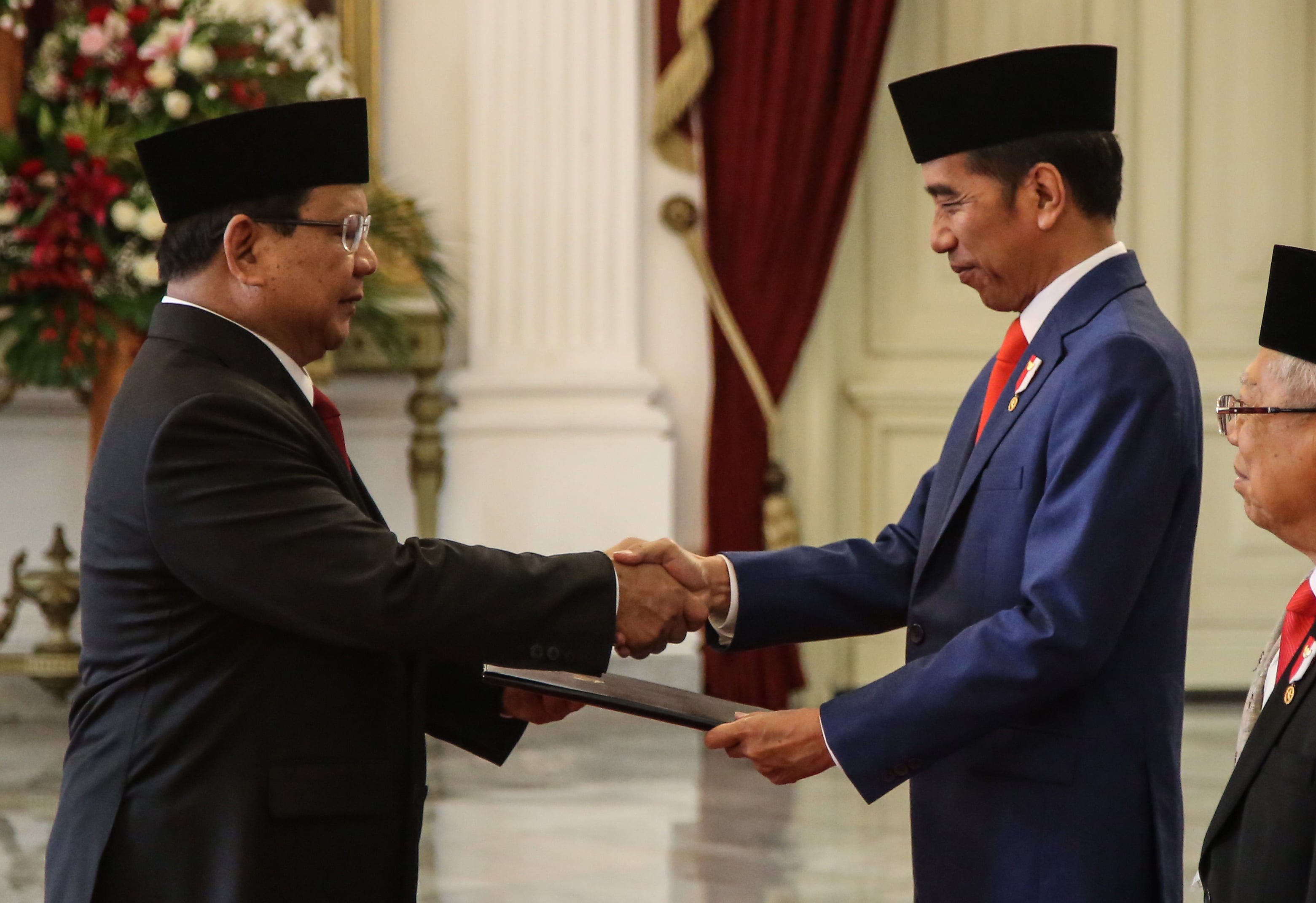 Presiden Joko Widodo (kanan) dan Menteri Pertahanan Prabowo Subianto (kiri)